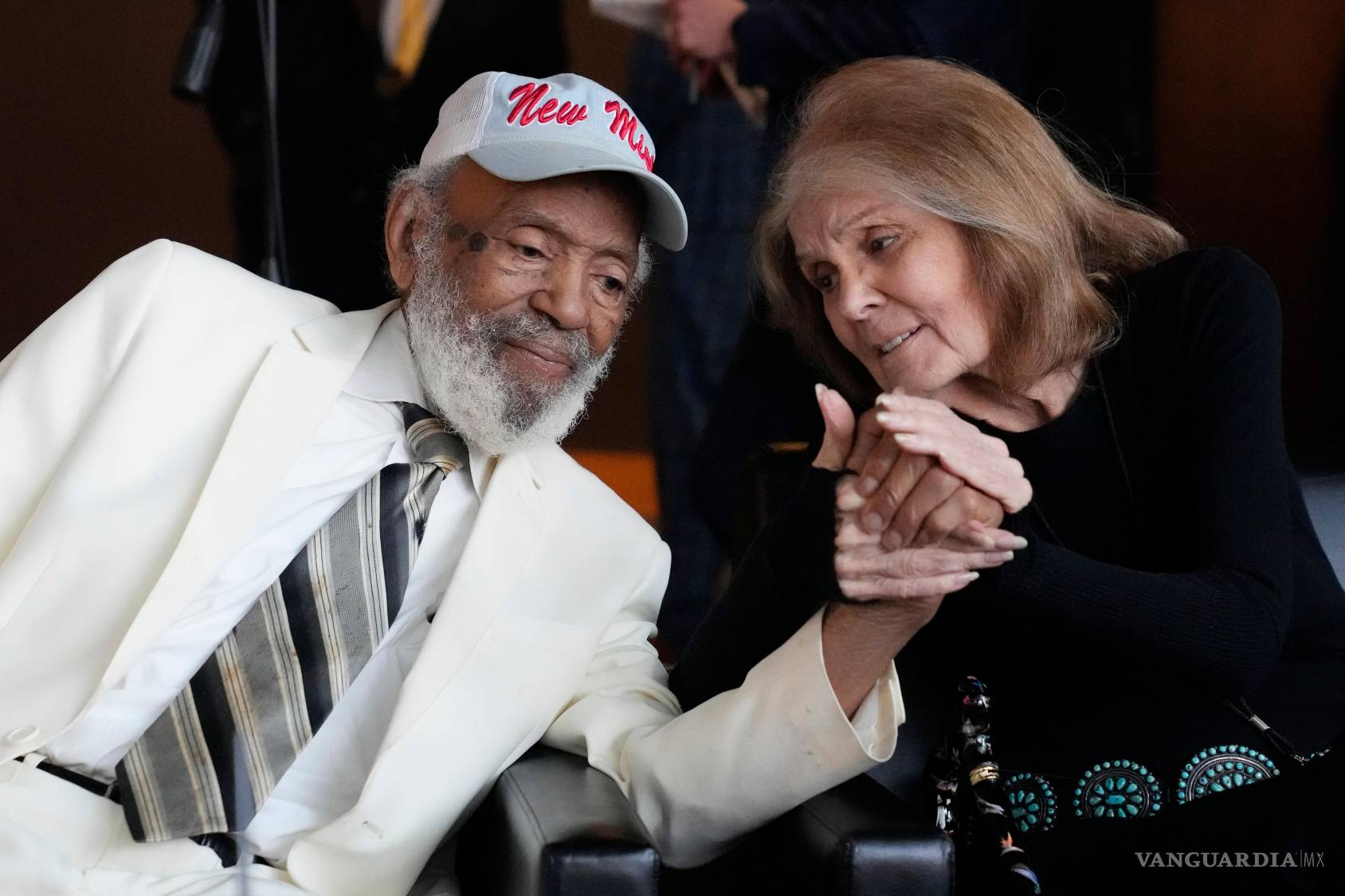 $!El activista político James Meredith (izquierda) se toma de la mano con la activista social, escritora y editora Gloria Steinem durante la Gala de Coraje y Justicia del Instituto Medgar y Myrlie Evers, que conmemora el 60.º aniversario del asesinato de Medgar Evers en 1963