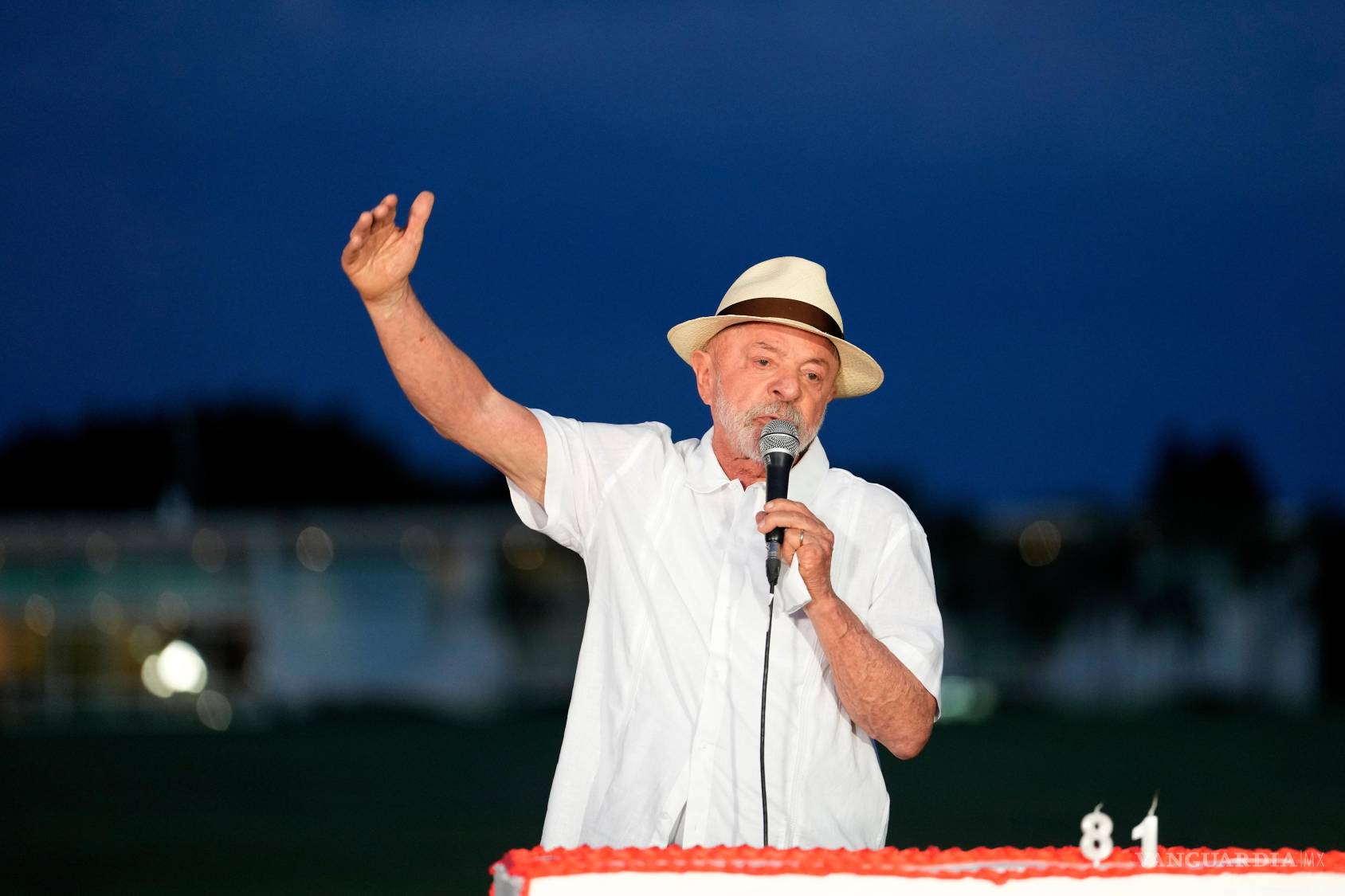 $![El presidente brasileño Luiz Inácio Lula da Silva se dirige a sus seguidores durante la celebración de su 81 cumpleaños]