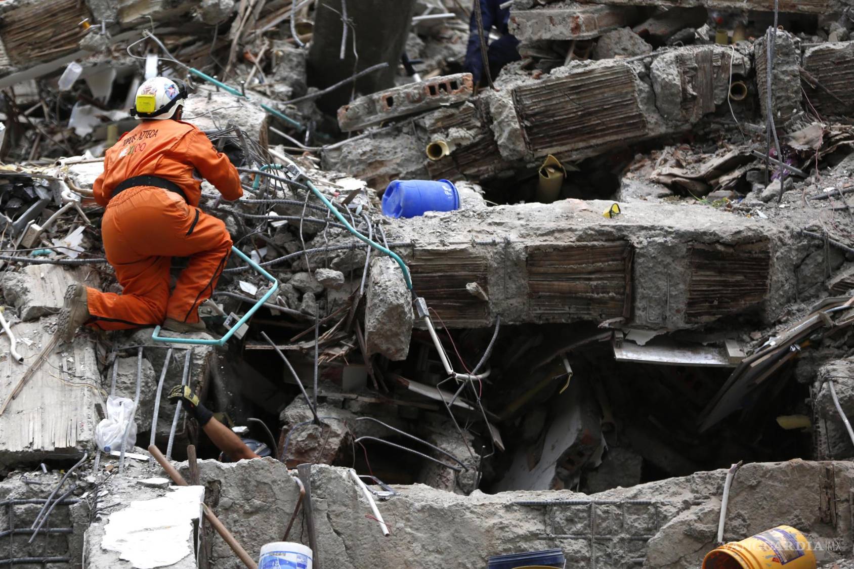 $!Un integrante de la brigada mexicana de socorristas Los Topos participa en la búsqueda y rescate entre unos escombros causados por el terremoto en Cali.