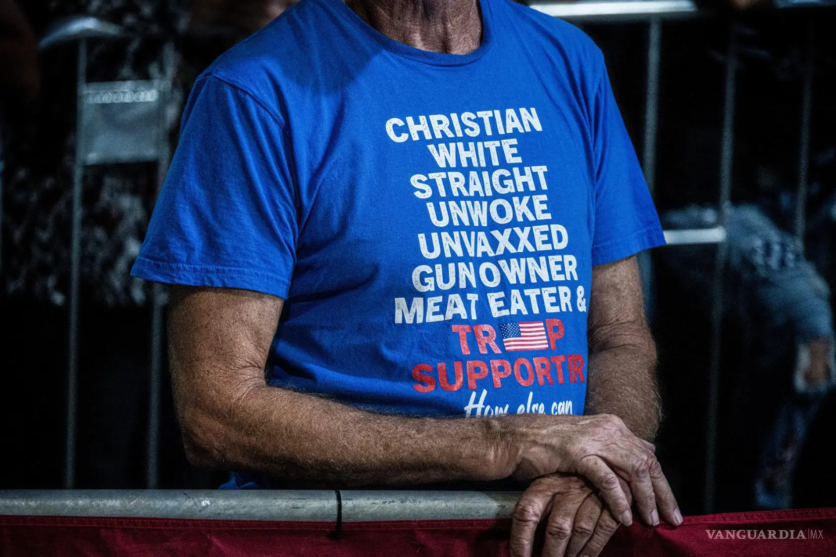 $!Un asistente muestra su apoyo a Trump en un mitin electoral de mitad de mandato para el candidato republicano al Senado, Ken Paxton, en Corpus Christi, Texas.