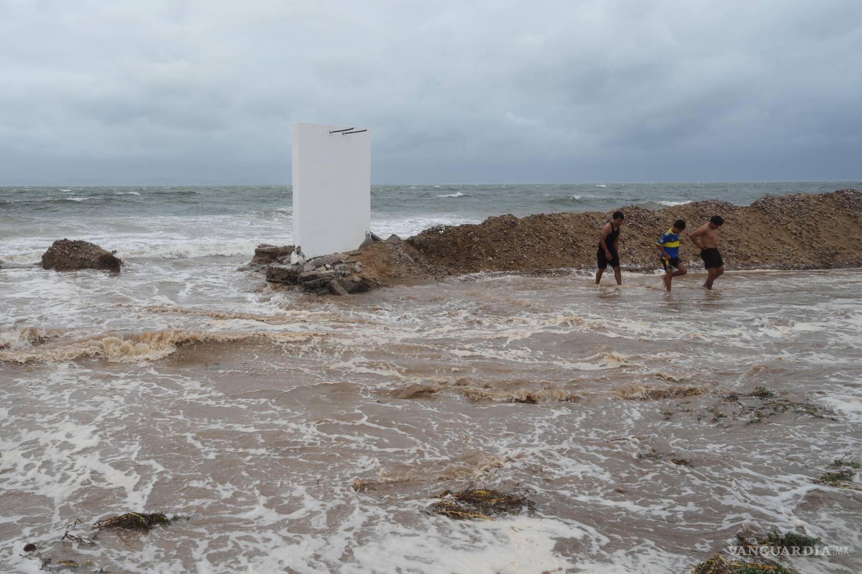 $!El pulso de energía agrava las amenazas de erosión e inundaciones en la franja costera.