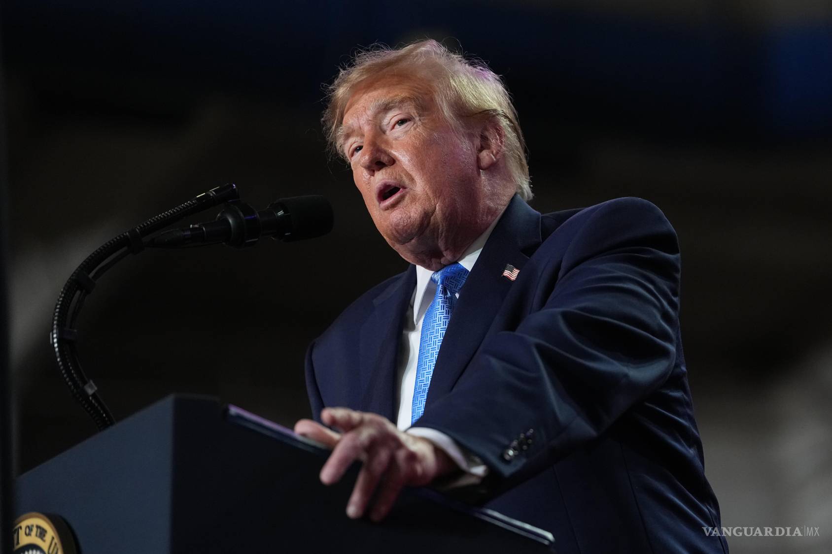 $![El presidente Donald Trump habla en un mitin de campaña en el Crossroads Arena, en Corinth, Misisipi, el lunes]