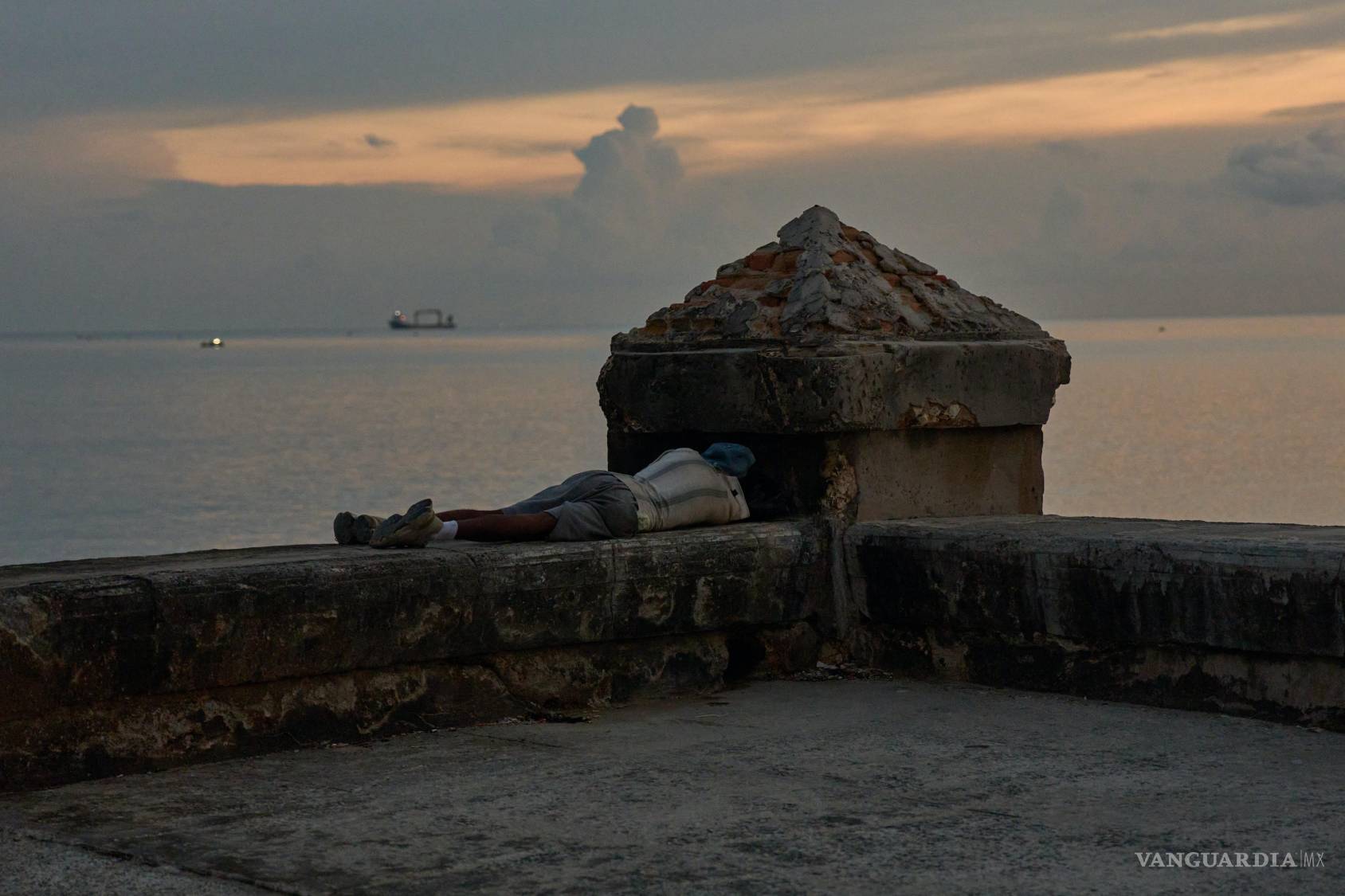 $!Una persona duerme en el malecón para escapar del calor de su casa durante un apagón en La Habana, Cuba, el miércoles 5 de agosto de 2026.