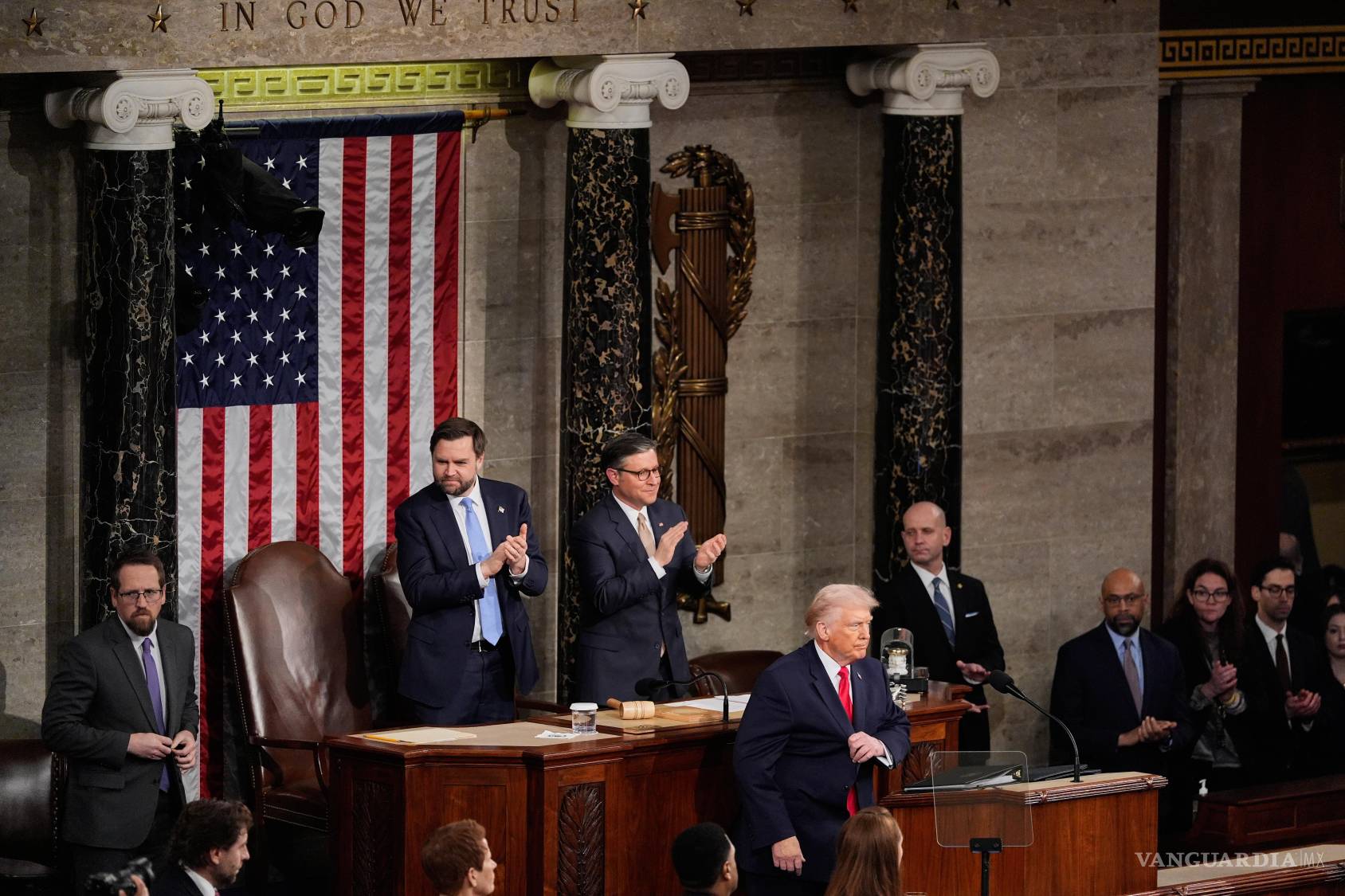 $!El vicepresidente J. D. Vance y el presidente de la Cámara de Representantes, Mike Johnson, aplauden a Donald Trump tras su discurso sobre el Estado de la Unión.