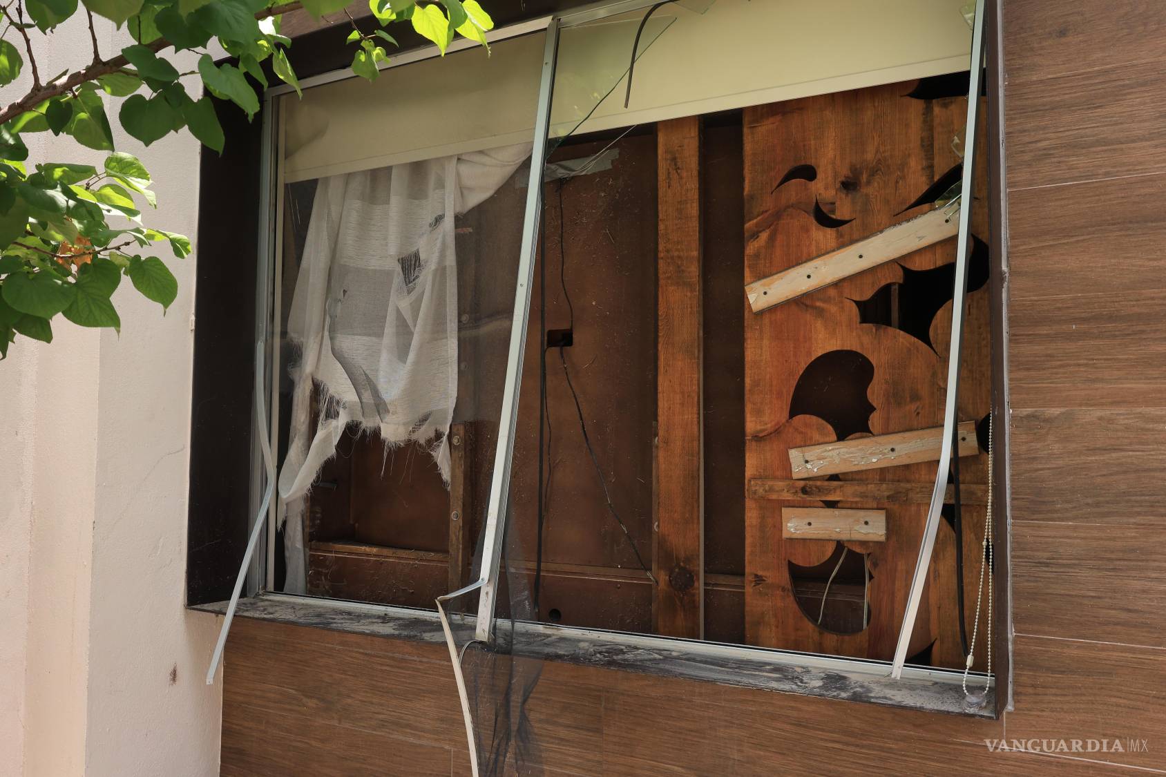 $!La casa de los tíos de Laura Chapa quedó inhabitable tras ser rebasada por más de un metro de agua; solo rescataron documentos importantes.