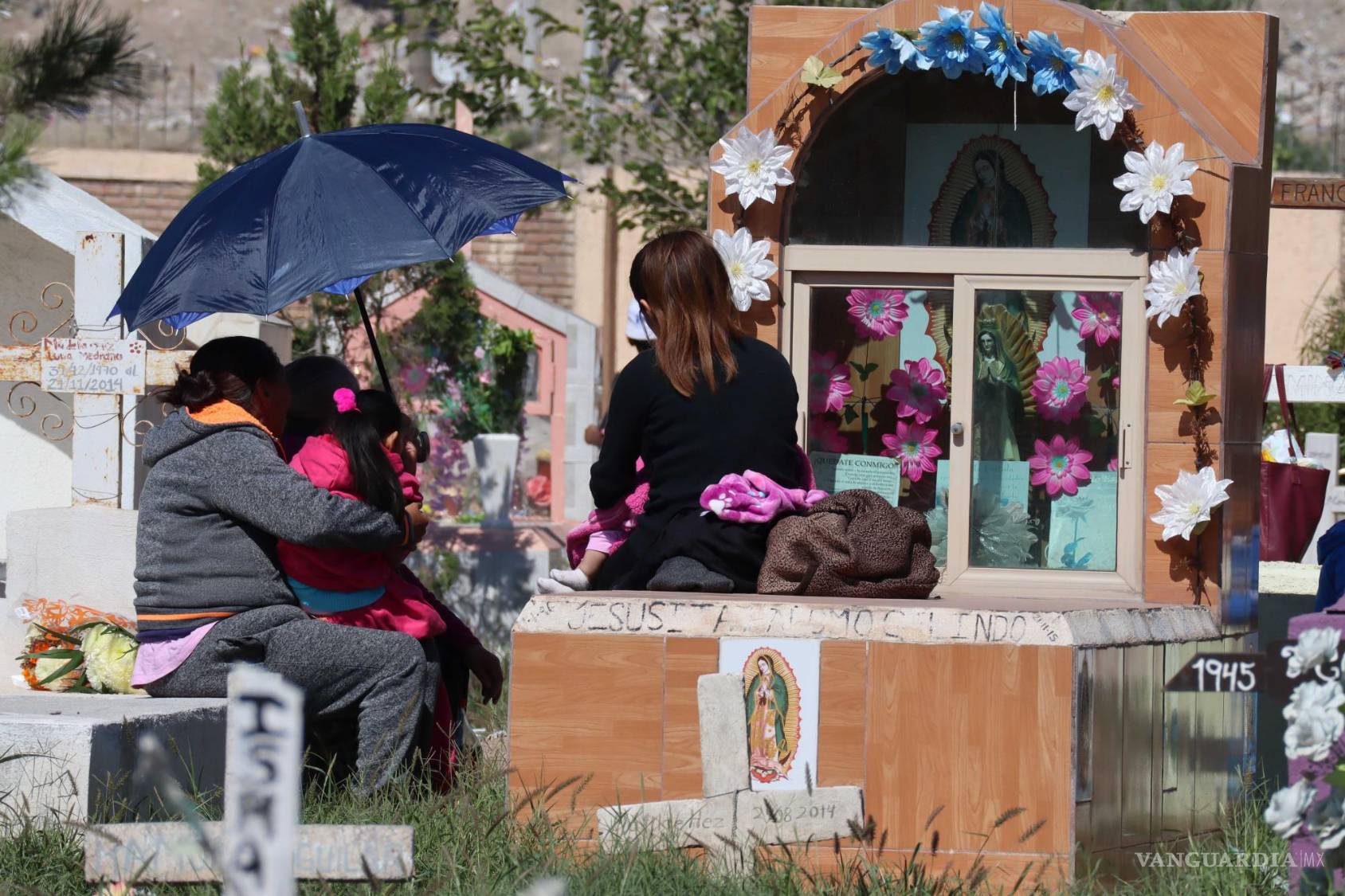 $!Alrededor de las tumbas se reúnen las familias para recordar al muerto