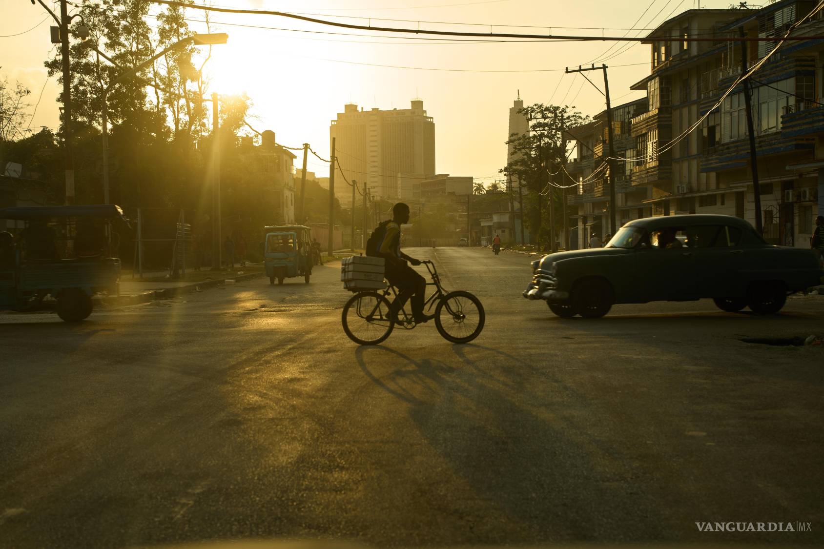 $!Un hombre monta en bicicleta al atardecer en La Habana.