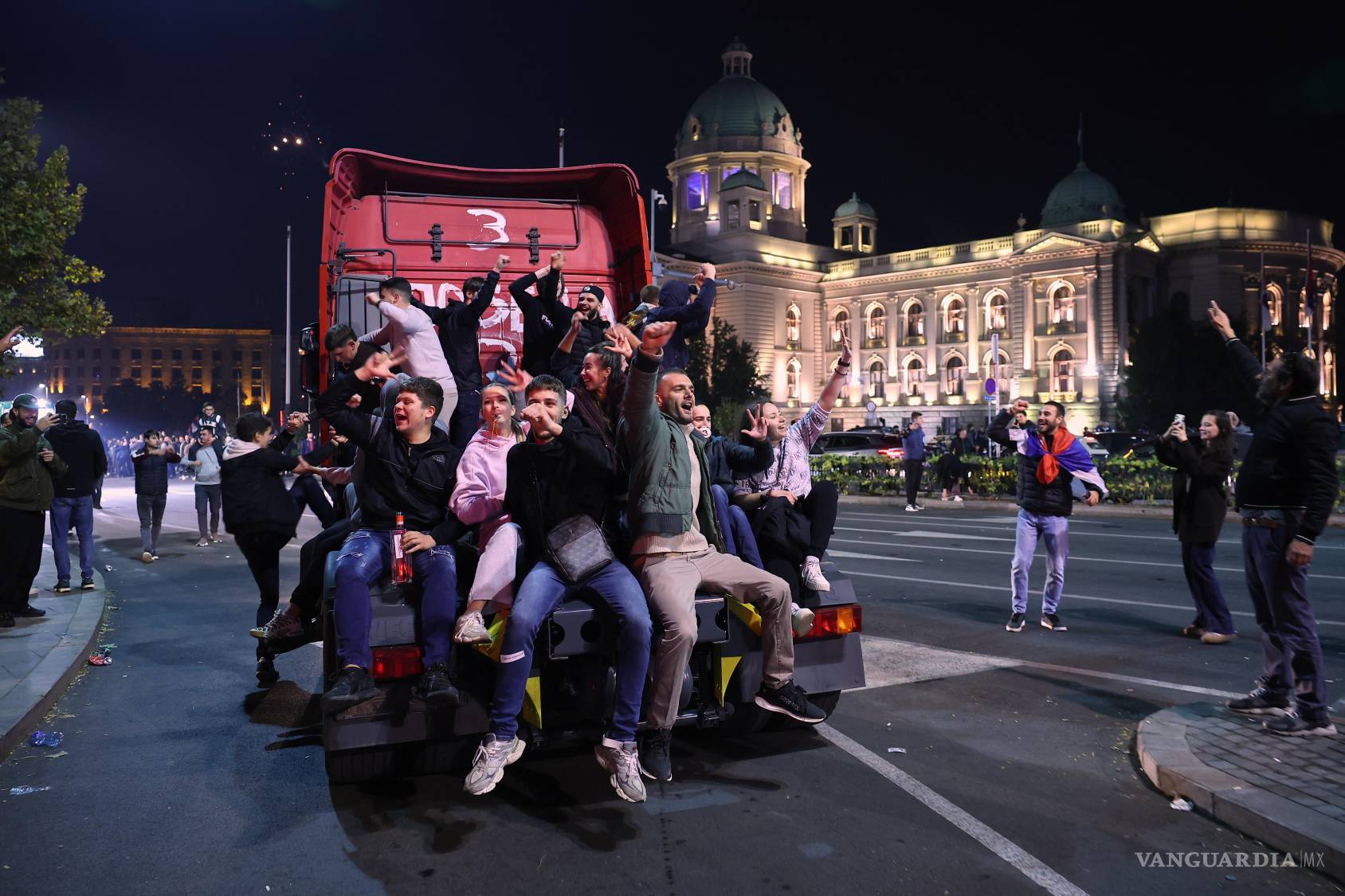 $!Personas celebran frente a la Asamblea Nacional luego que Aleksandar Vučić, líder del partido de derecha Partido Progresista Serbio (SNS), reconociera su derrota en las elecciones parlamentarias en Belgrado, Serbia, la madrugada del lunes 26 de octubre de 2026.