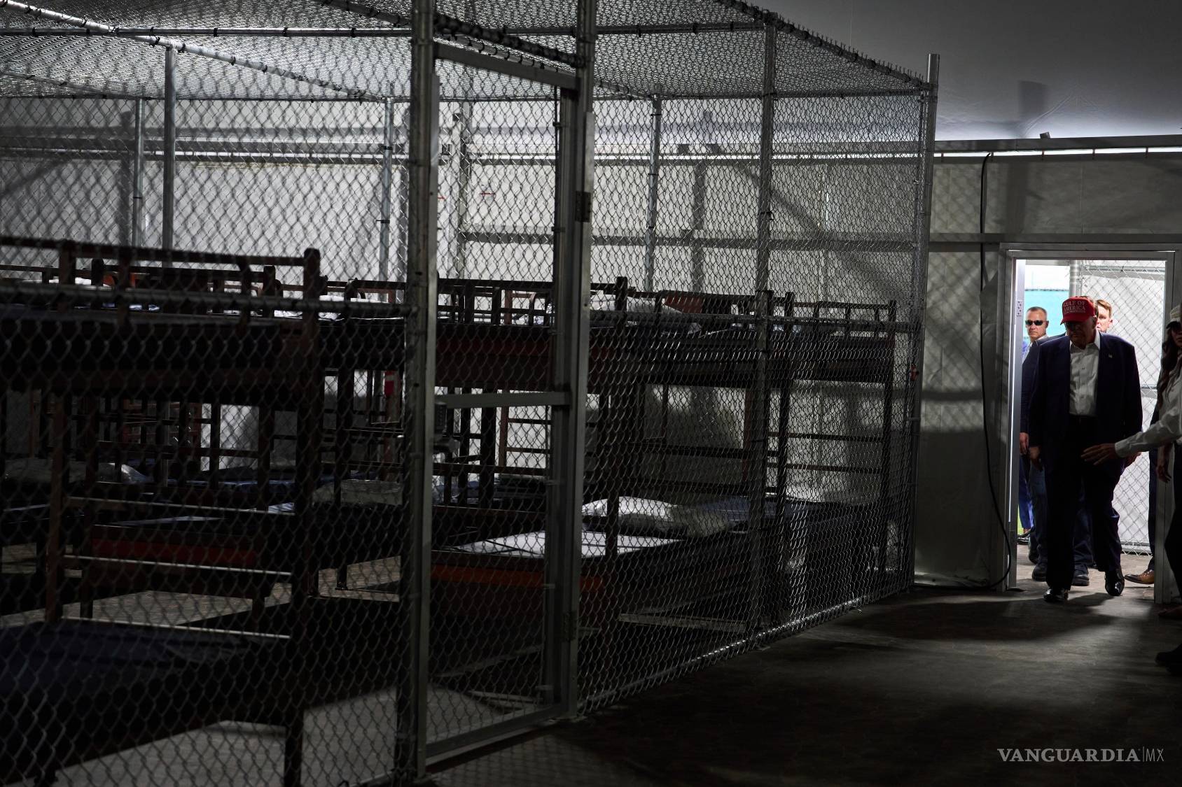 $!Donald Trump visita “Alligator Alcatraz”, un nuevo centro de detención de migrantes en el centro de capacitación y transición de Dade-Collier, en Ochopee.