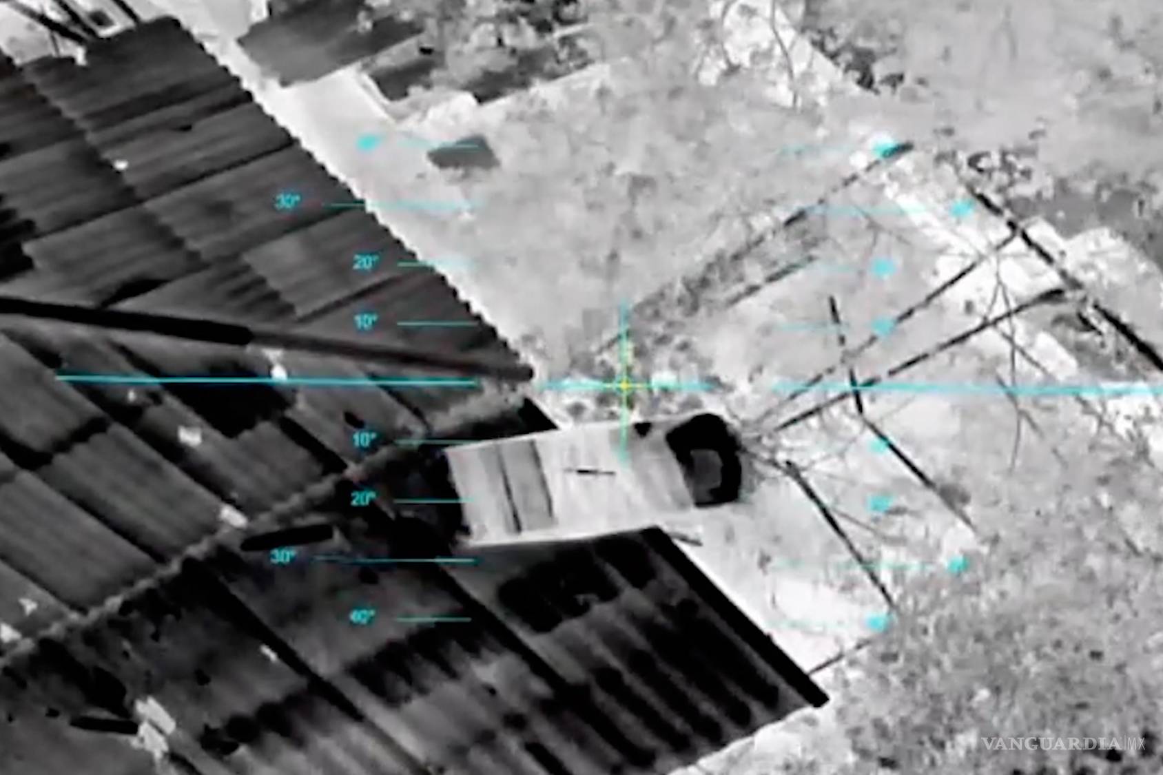 $!Un dron deja un paquete con suministros a civiles en la ciudad de Oleshky, ocupada por Rusia, en la región ucraniana de Jersón, el 4 de octubre de 2026.