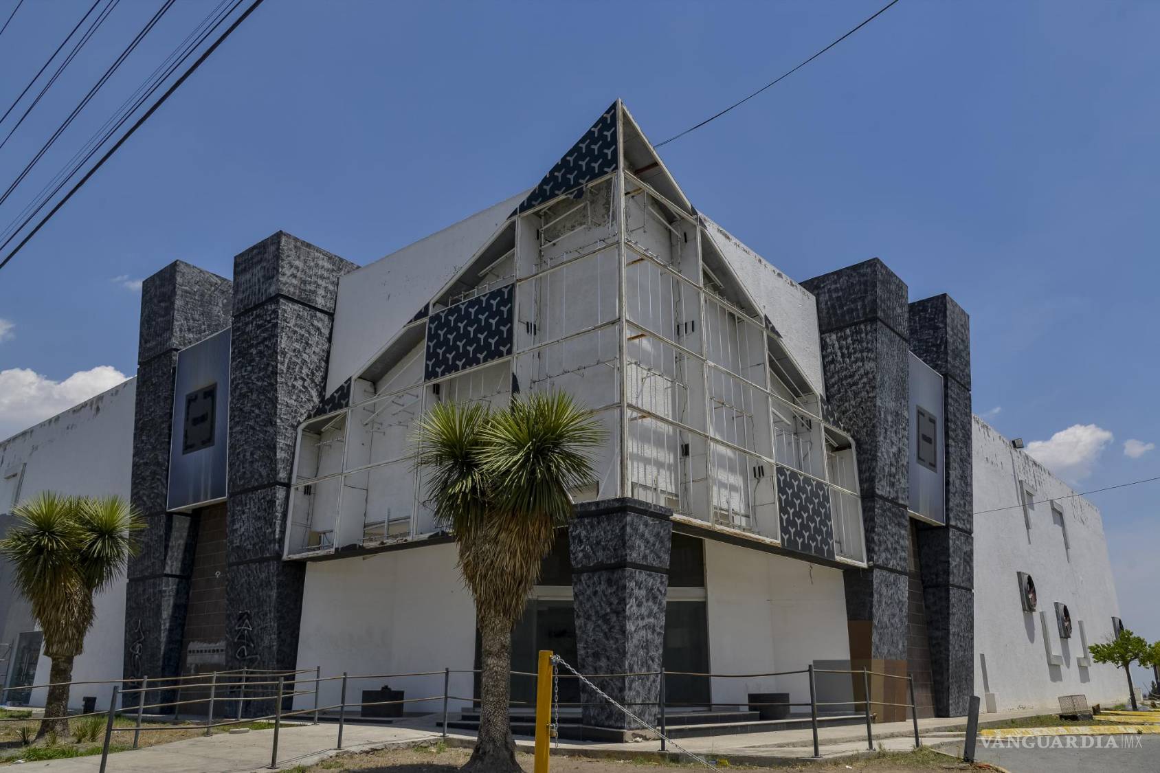 $!Vista del edificio en proceso de remodelación, donde se especula sobre su futuro uso por parte del grupo propietario de “Los Rieles” de Monterrey.