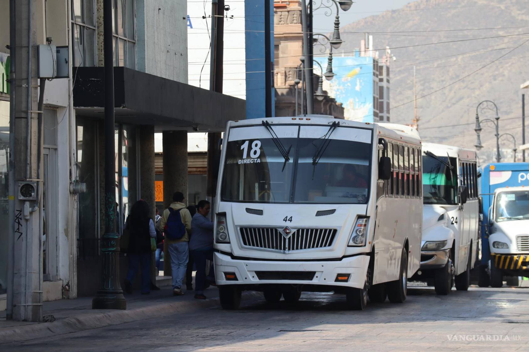 $!Ante la reducción en el número de camiones y microbuses para transporte masivo, las familias se ven obligadas a comprar vehículos, aunque sean usados o “chocolates”.