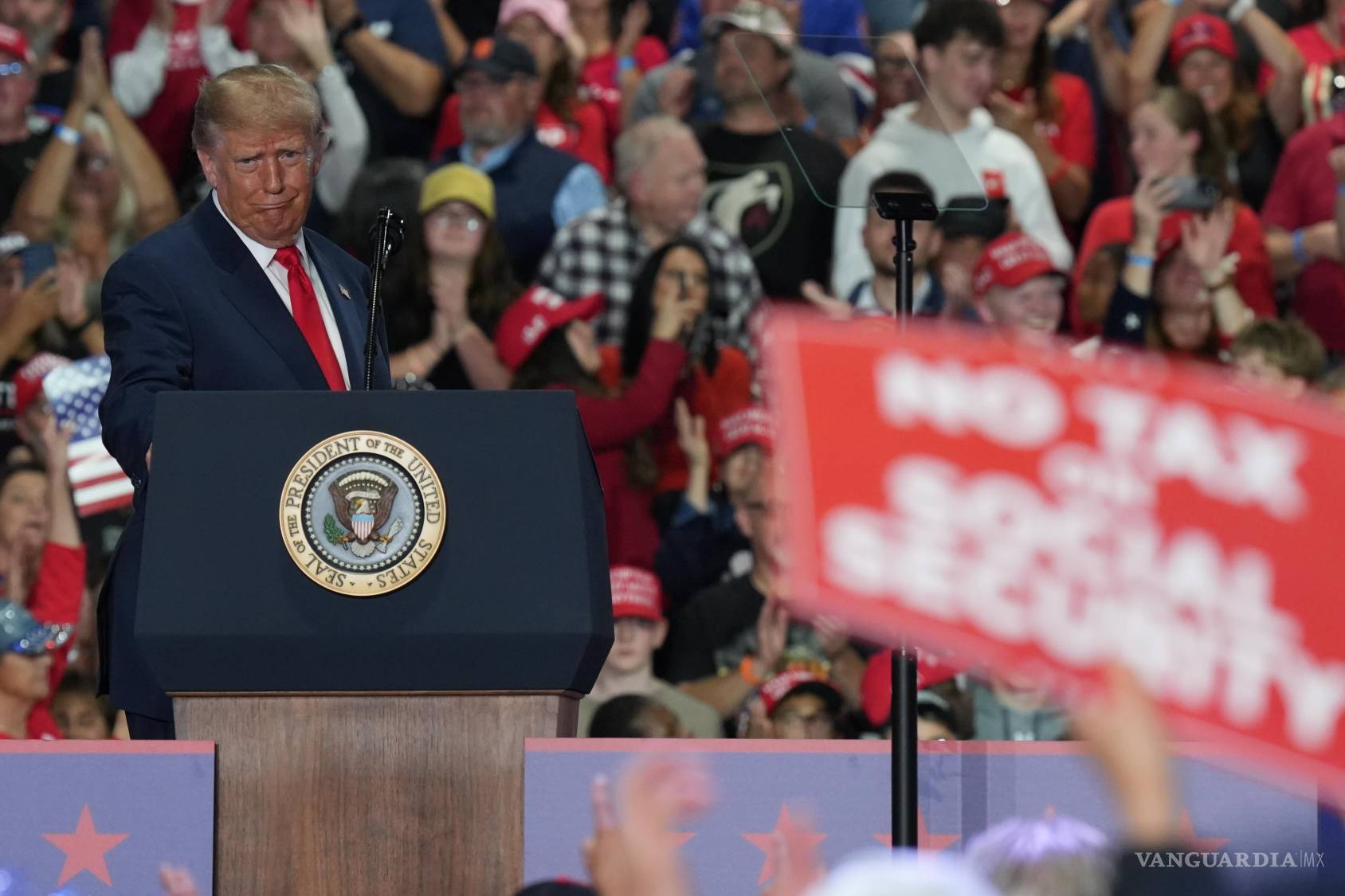 $!El presidente Donald Trump habla en un mitin de campaña en el Oncenter, el viernes 9 de octubre de 2026, en Syracuse, Nueva York.