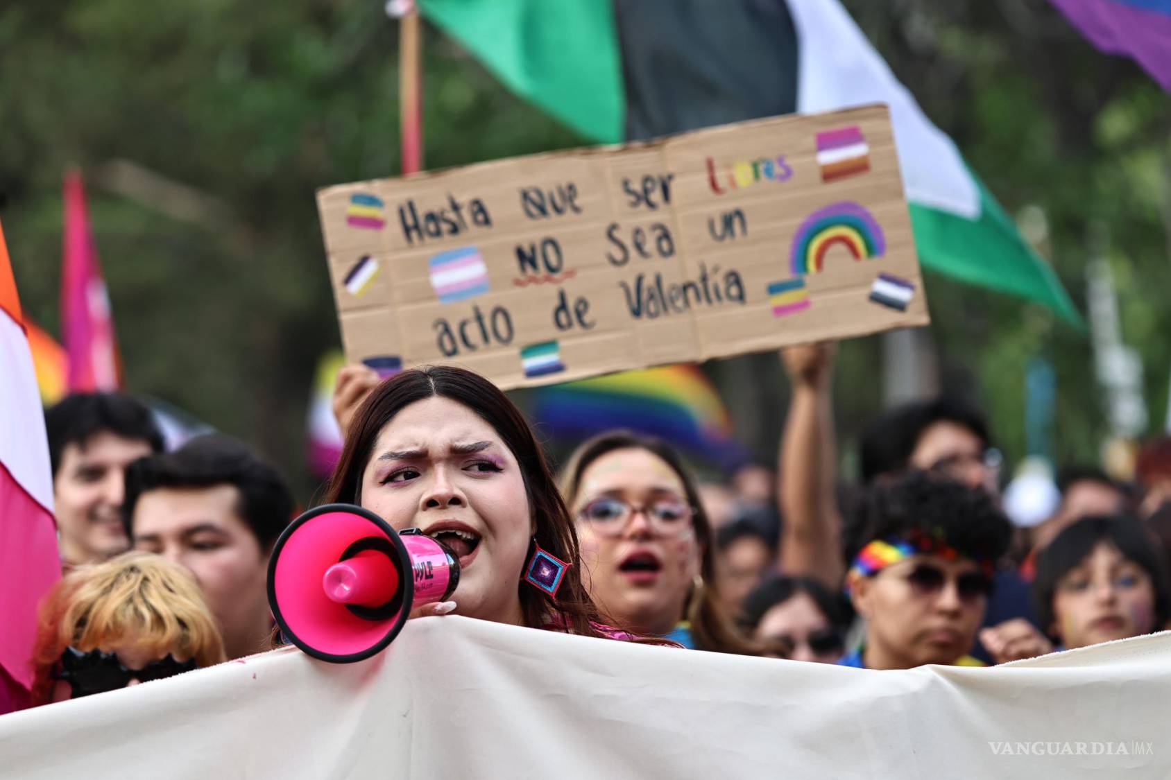 $!Familias completas, activistas y ciudadanos se sumaron a la marcha para respaldar la igualdad de derechos y el respeto a la diversidad.