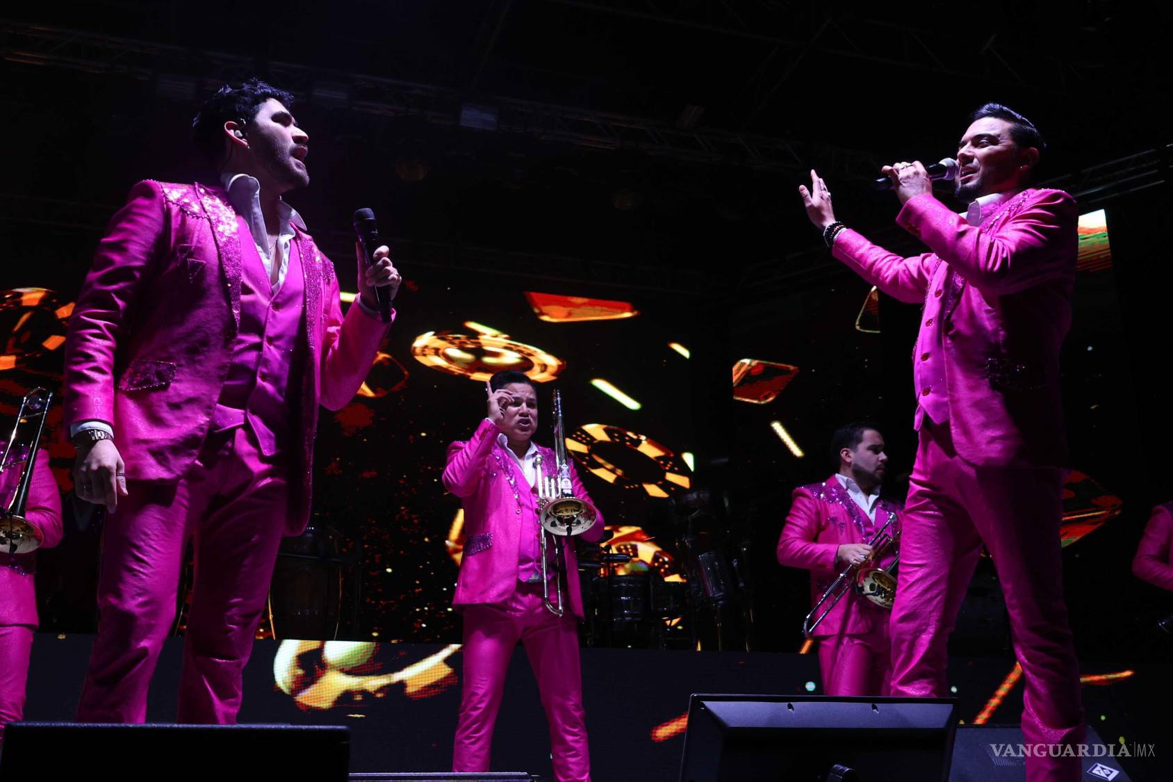 $!Con 15 músicos en escena, El Recodo ofreció una velada inolvidable para los asistentes a la feria.