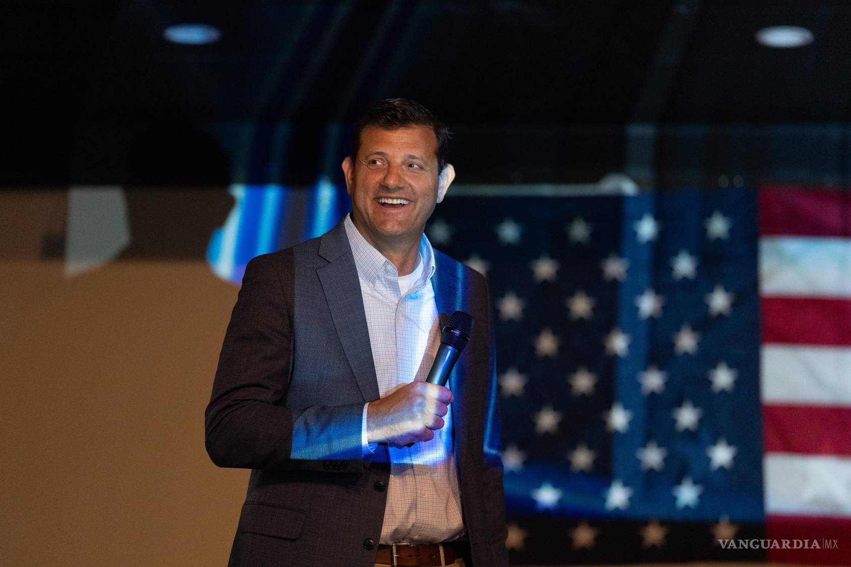 $!El representante David Valadao, republicano por California, sonríe durante un evento de campaña en Bakersfield, California, el 30 de septiembre de 2026.