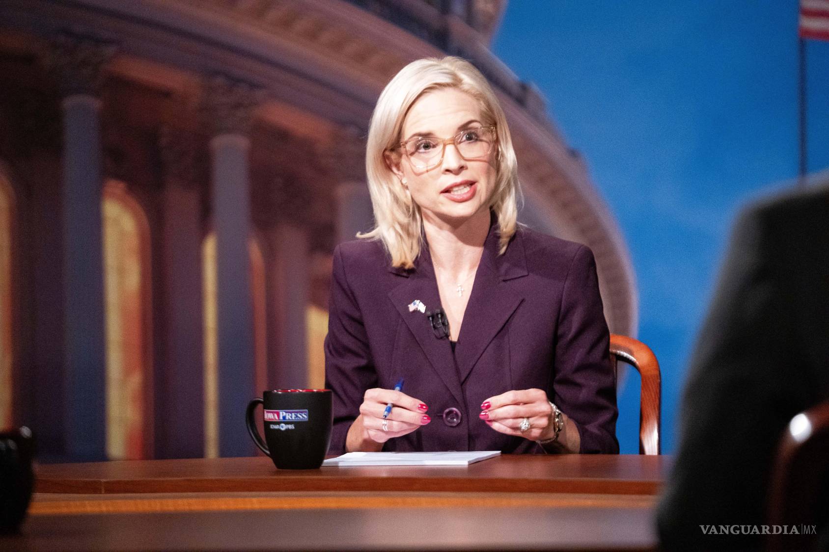 $!La candidata republicana al Senado de EU, Ashley Hinson en un debate con el demócrata Josh Turek en Johnston, Iowa.