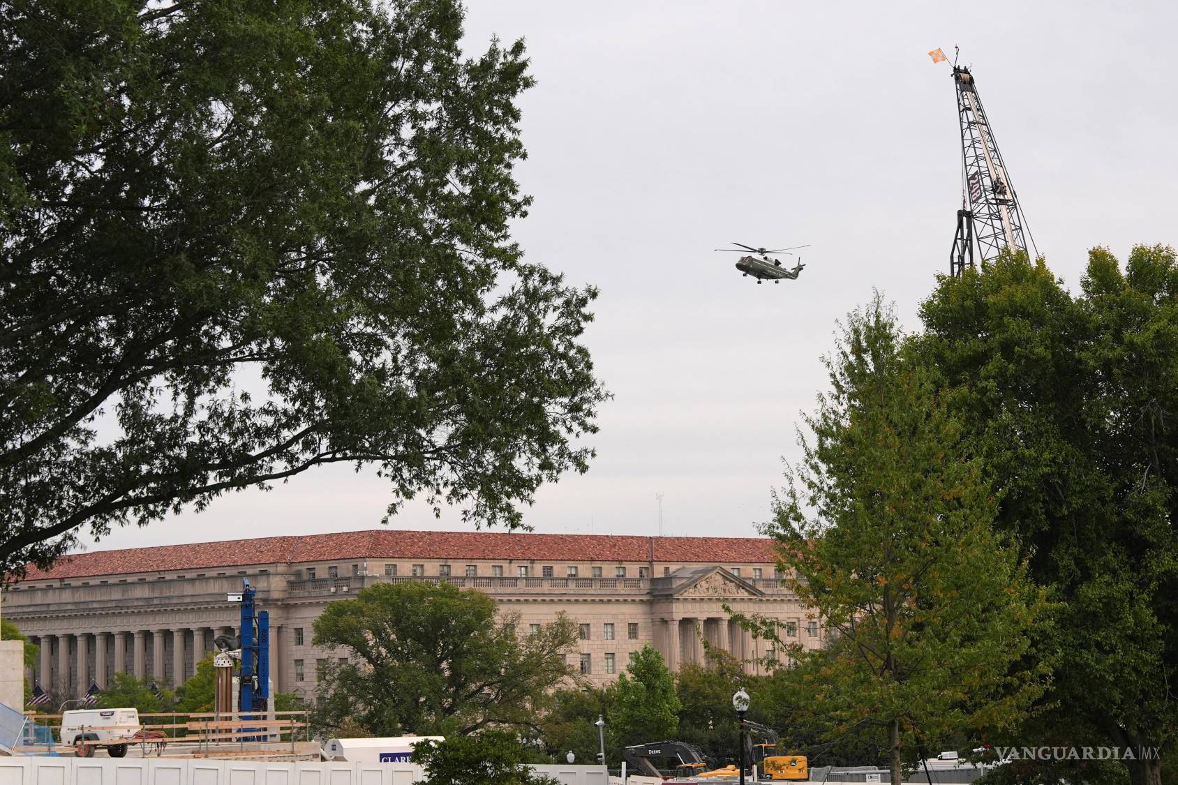 $![El Marine One, con el presidente Donald Trump y Mike Tyson a bordo, despega del Jardín Sur]