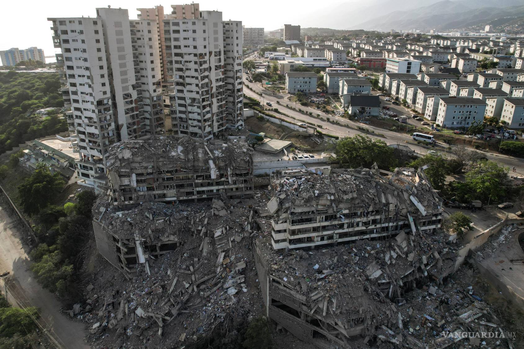 $!Los edificios colapsados y los escombros esparcidos muestran la fuerza del terremoto. El bloqueo de la carretera de acceso, por el exceso de voluntarios, ha retrasado la asistencia necesaria para las zonas más afectadas.