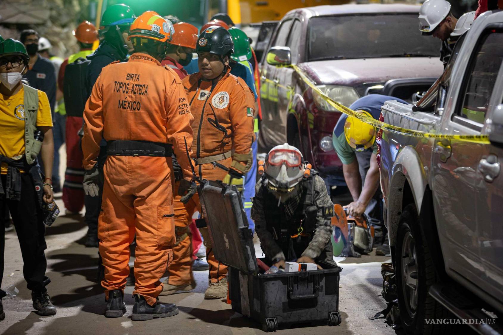 $!Rescatistas de Topos Aztecas de México trabajan en un edificio afectado por el terremoto, este sábado en Caracas, Venezuela.