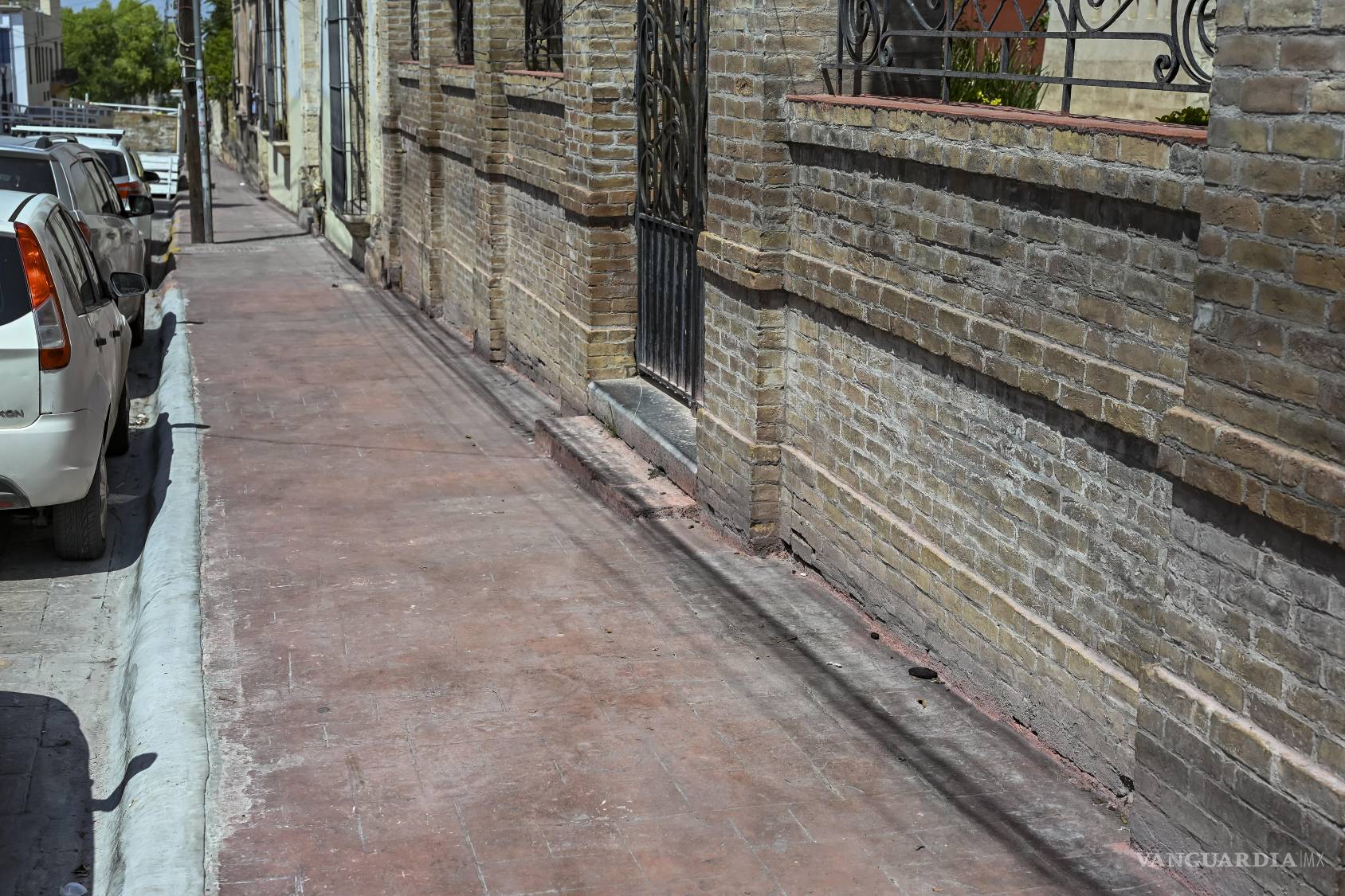 $!En los tramos más deteriorados, el Municipio aplica concreto estampado para uniformar las banquetas.