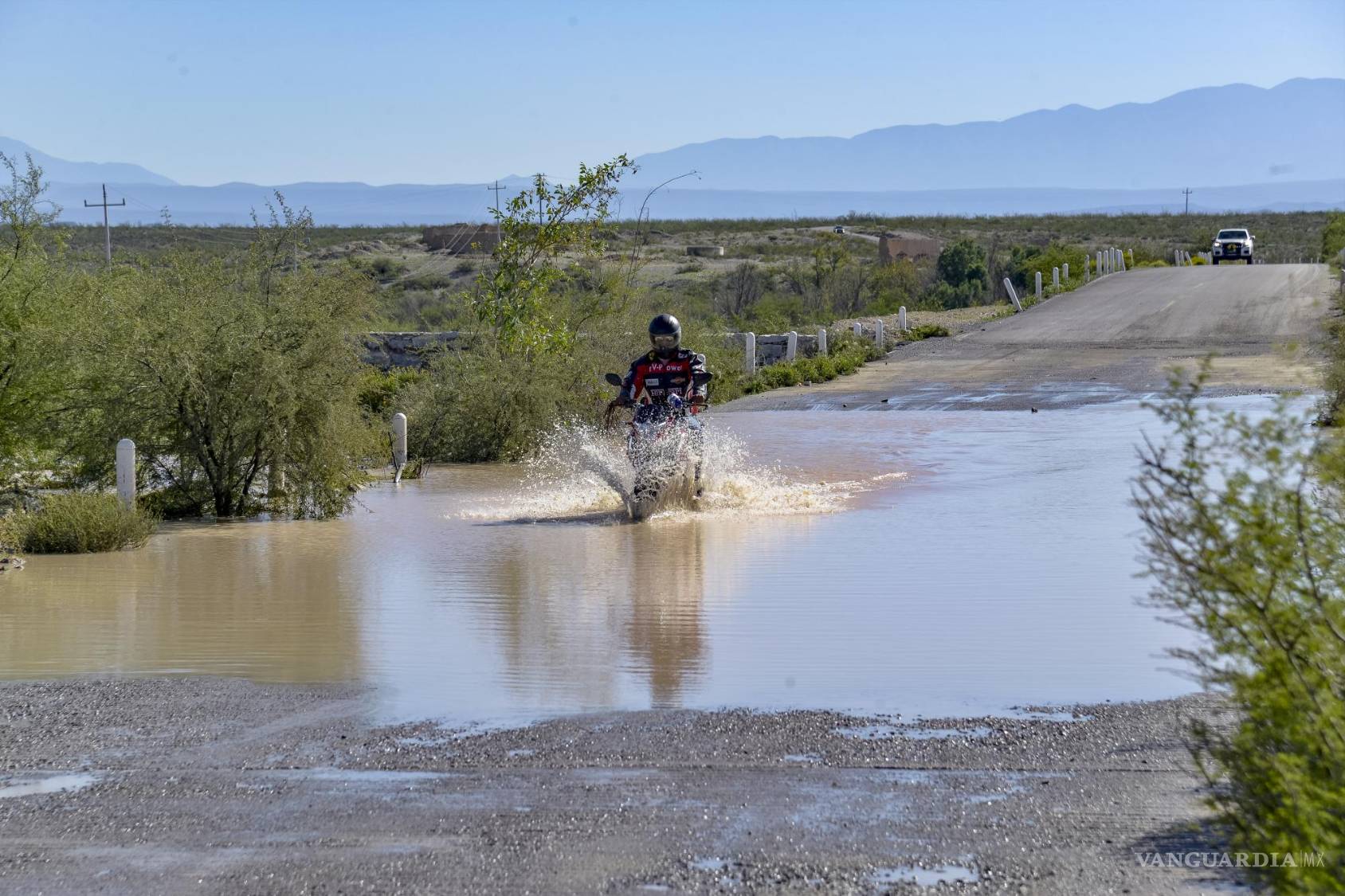 $!Los residentes que se desplazan en motocicleta enfrentan dificultades significativas.