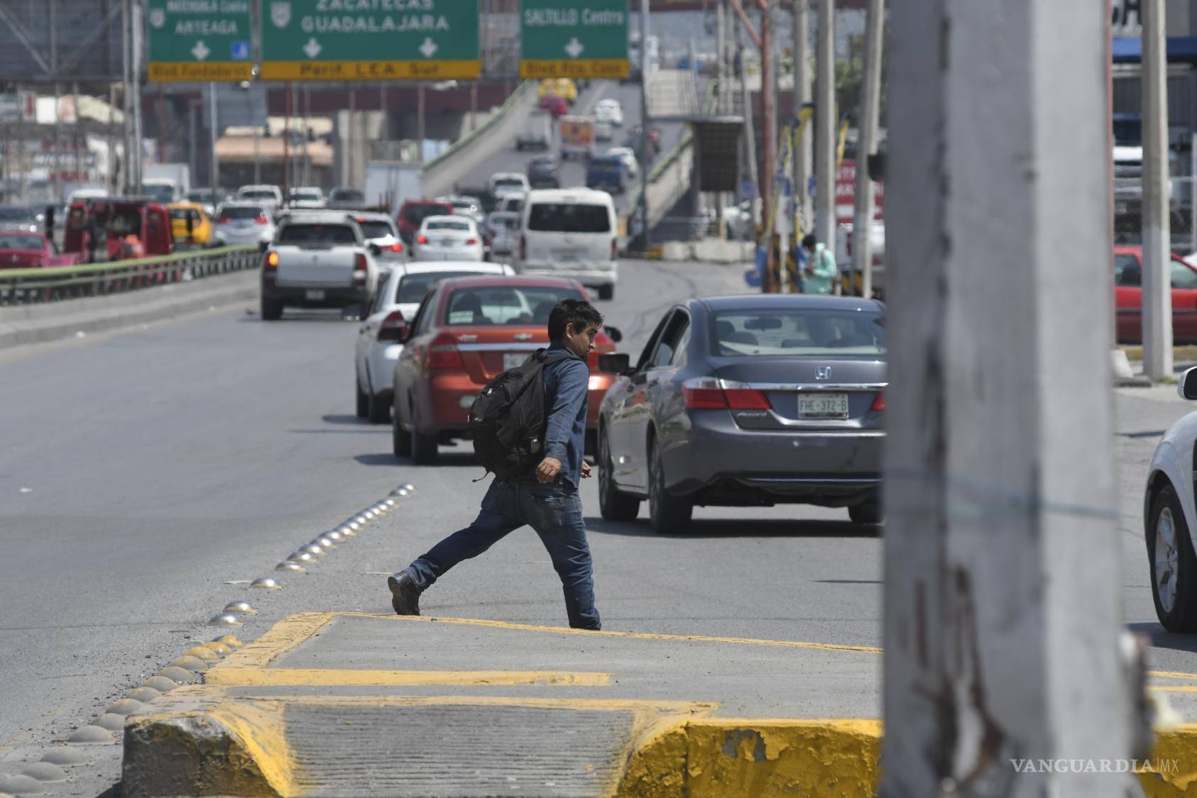 $!No hay puentes peatonales cerca.