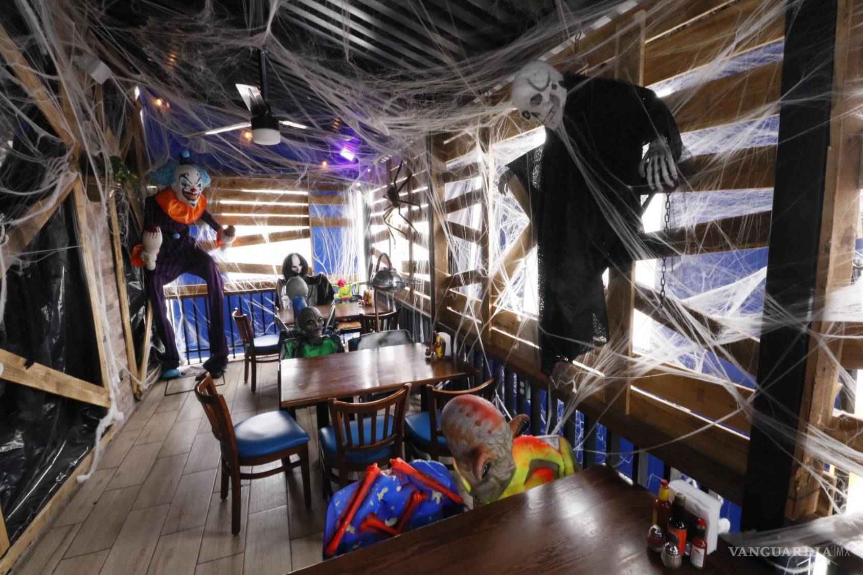 $!El establecimiento se ha distinguido por sus decoraciones en otras festividades como Navidad o el 14 de febrero, pero Halloween tiene la mejor respuesta de la clientela.