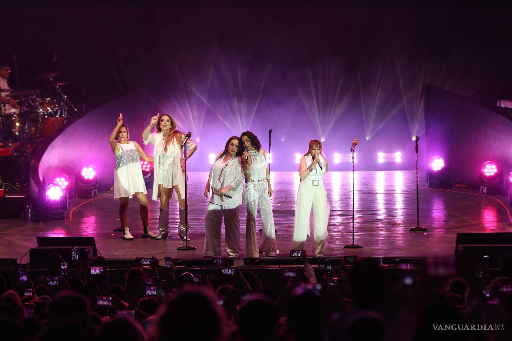 $!La agrupación inició emotivamente el show.