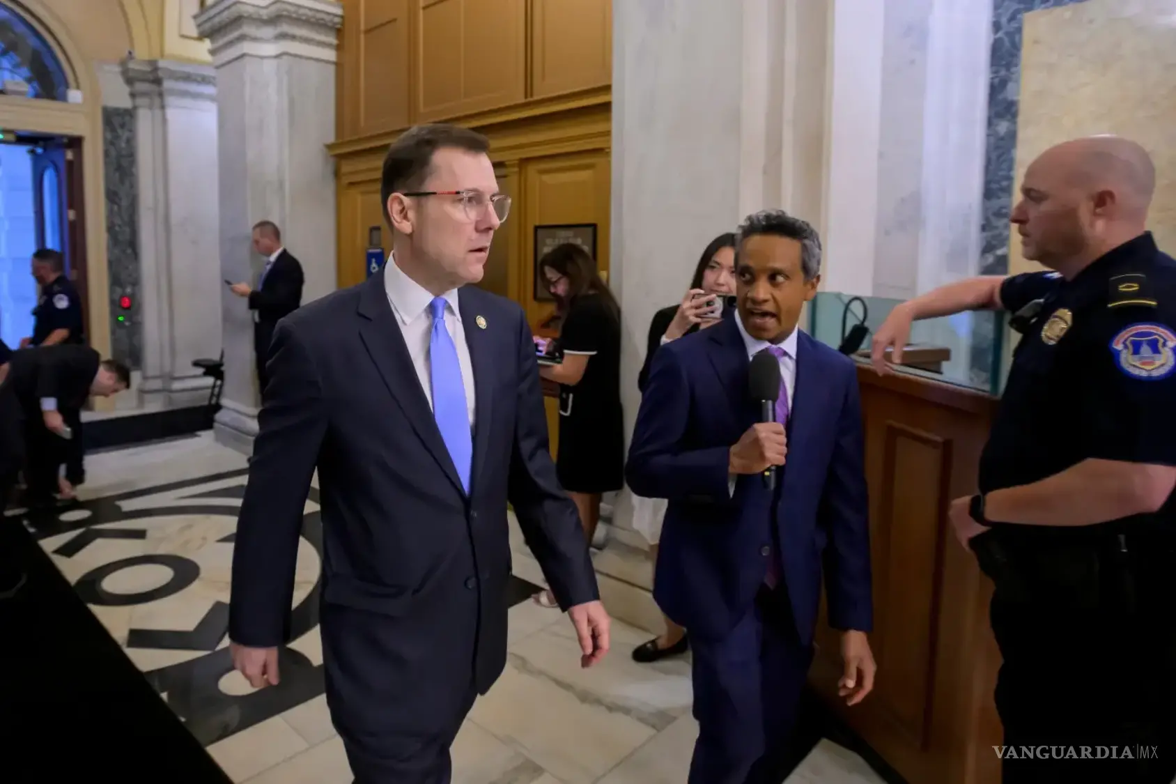 $!El representante Tom Kean Jr., republicano por Nueva Jersey, llega para una votación en el Capitolio el martes 30 de junio de 2026 en Washington.