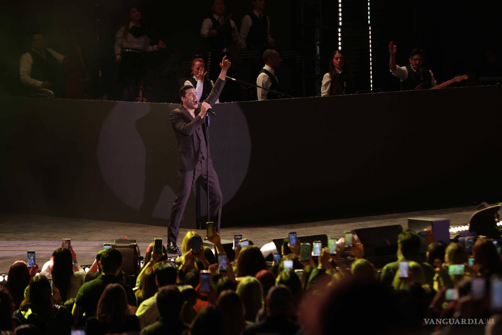 $!El cantante tlaxcalteca brindó un show de más de dos horas.