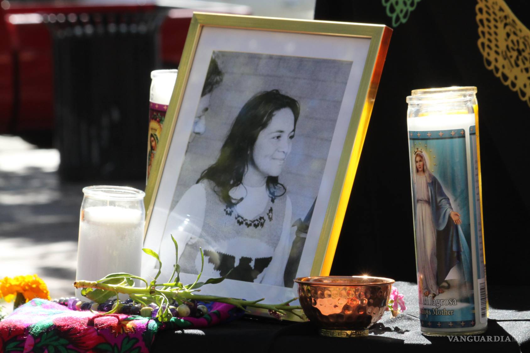 $!Una fotografía, velas y flores adornan un altar en honor a Dolores Huerta en Old Town Plaza, en Albuquerque, Nuevo México, el miércoles 28 de octubre de 2026.