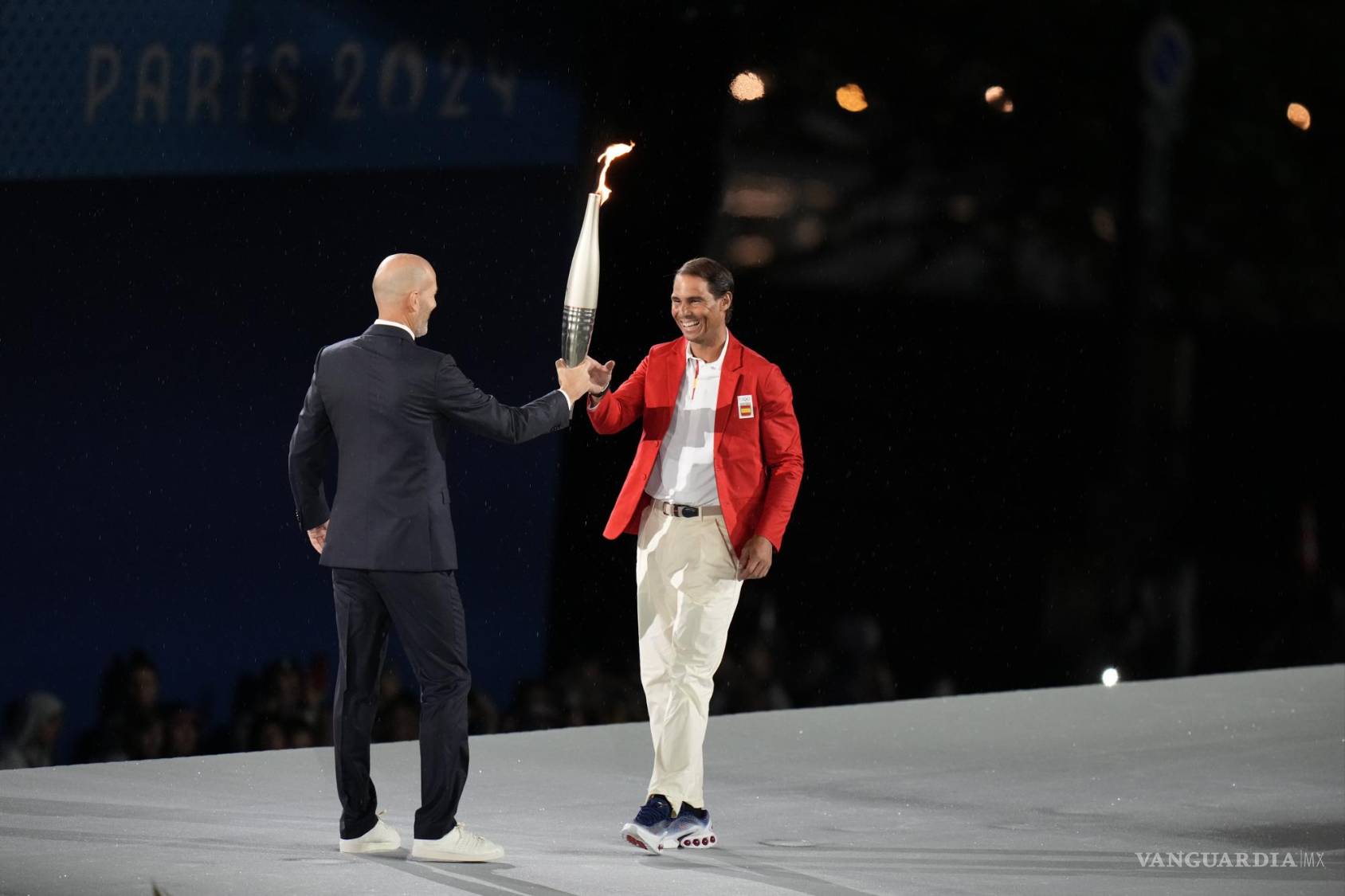 $!El momento más emotivo fue cuando Zidane le dio el fuego a Nadal, ganador de un sinfín de títulos en el Roland Garros francés.