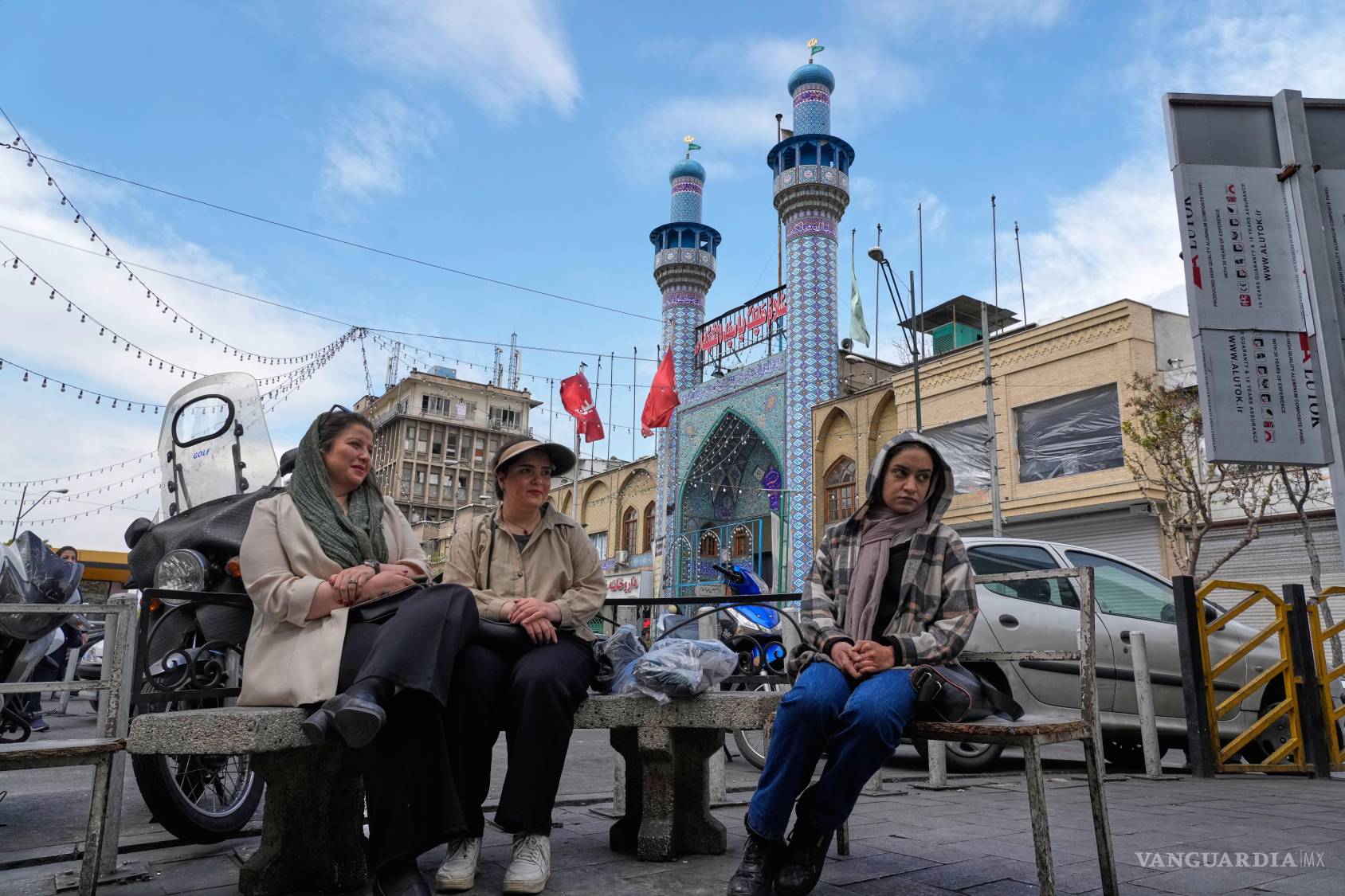 $!Mujeres sentadas frente a una mezquita cerca del tradicional gran bazar de Teherán, Irán.