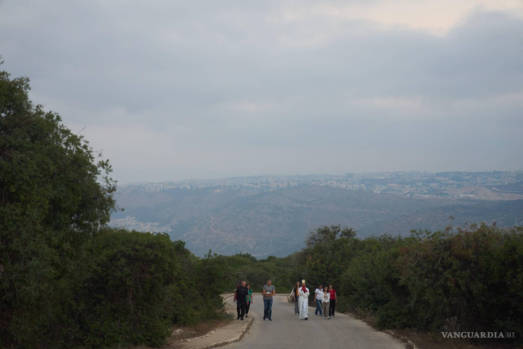 $!El sacerdote Fadi Shallufi lidera un grupo de peregrinos católicos en una procesión eucarística para subir a la basílica de la Transfiguración, en el monte Tabor, Israel.