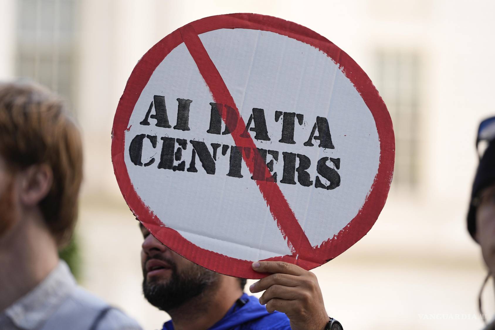 $!Un pequeño grupo de personas a favor de implementar restricciones a la IA sostiene pancartas frente al ayuntamiento de Nueva York.