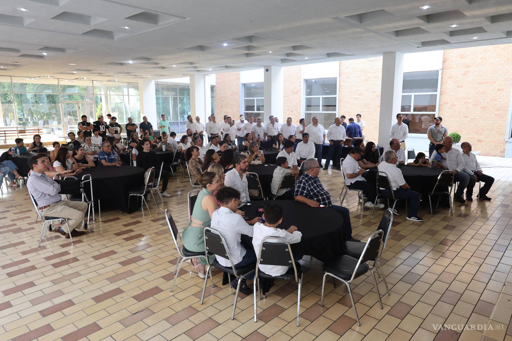 $!La reunión permitió revivir anécdotas y reconocer el legado que los Lagartos dejaron en el deporte universitario de Coahuila.