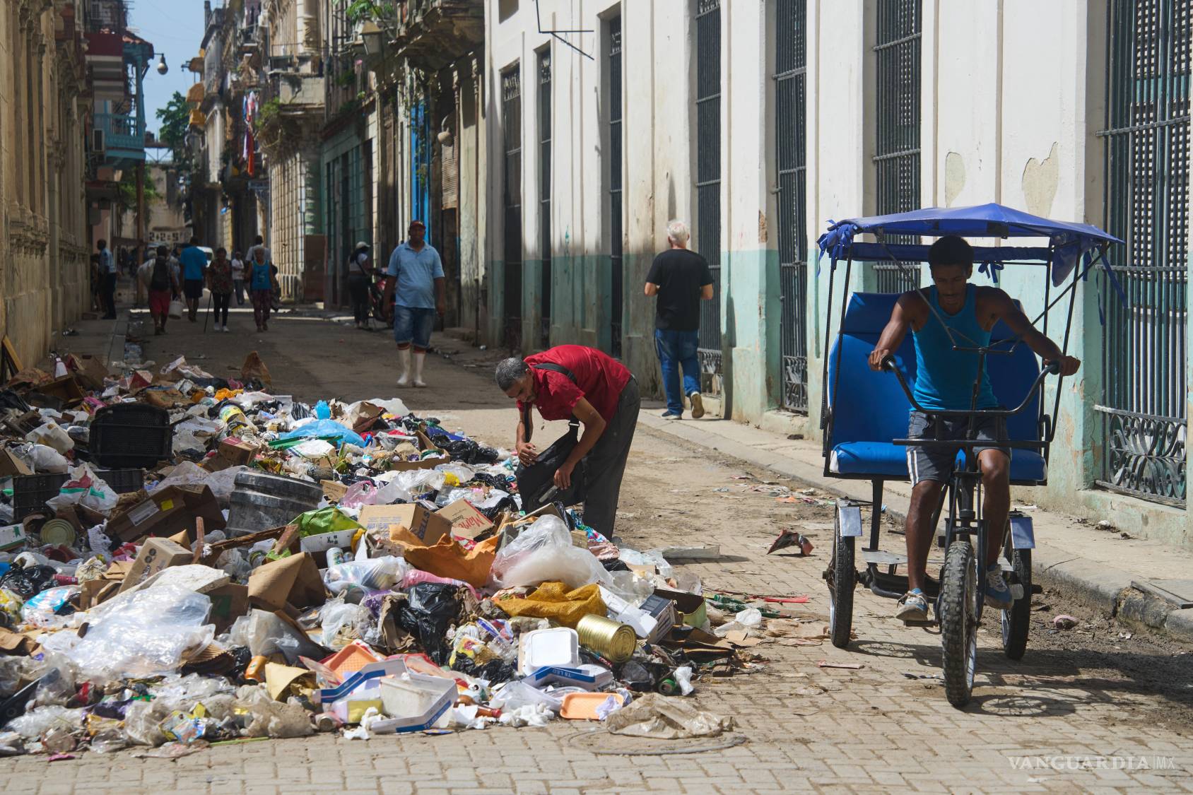 $!Un hombre rebusca entre un montón de basura en busca de objetos que pueda aprovechar en La Habana, Cuba.