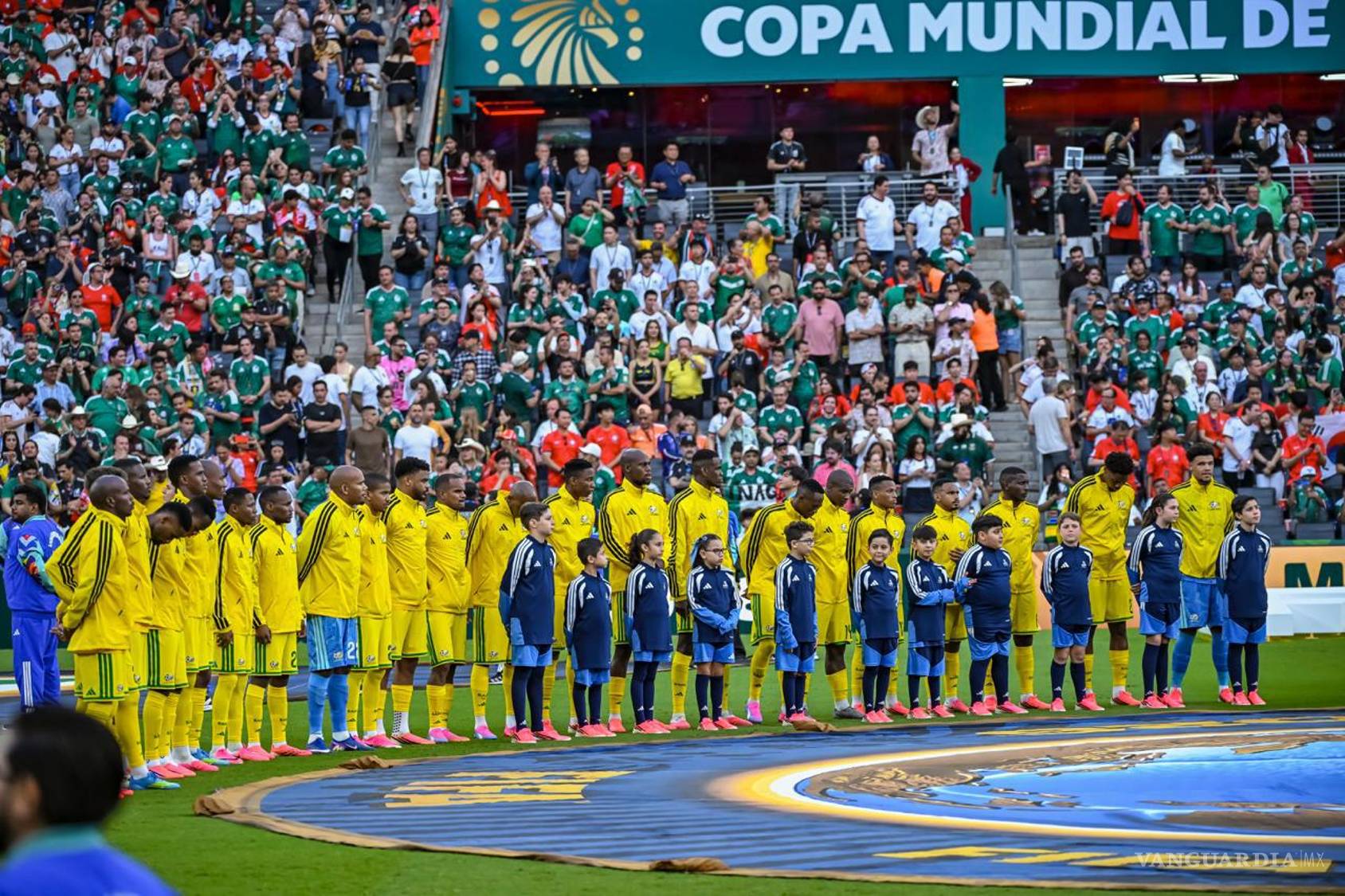 $!La afición de distintas nacionalidades convivió en las gradas y protagonizó uno de los momentos más llamativos al cantar juntos “Cielito Lindo”.