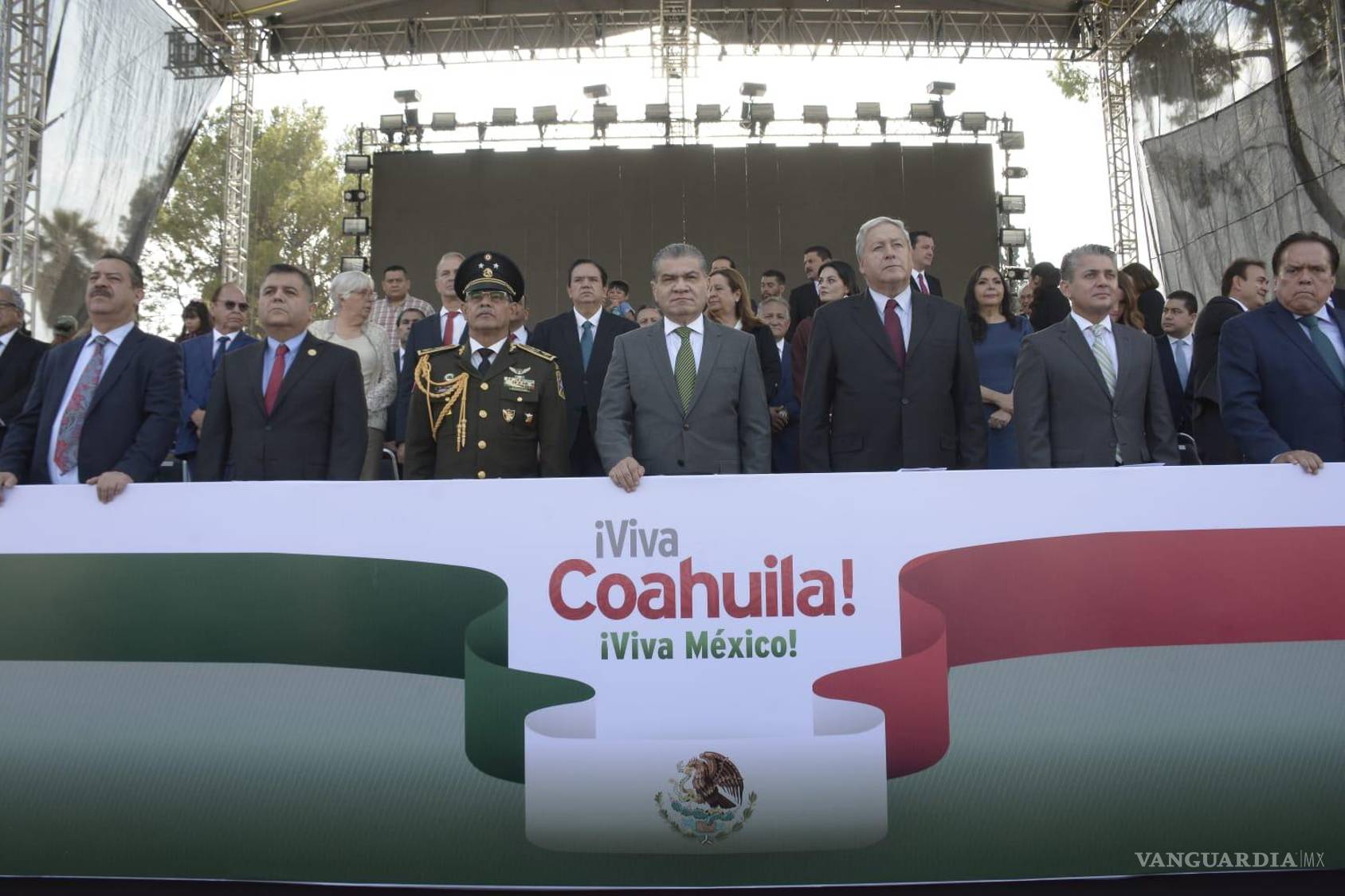 $!Las autoridades presenciaron el desfile.