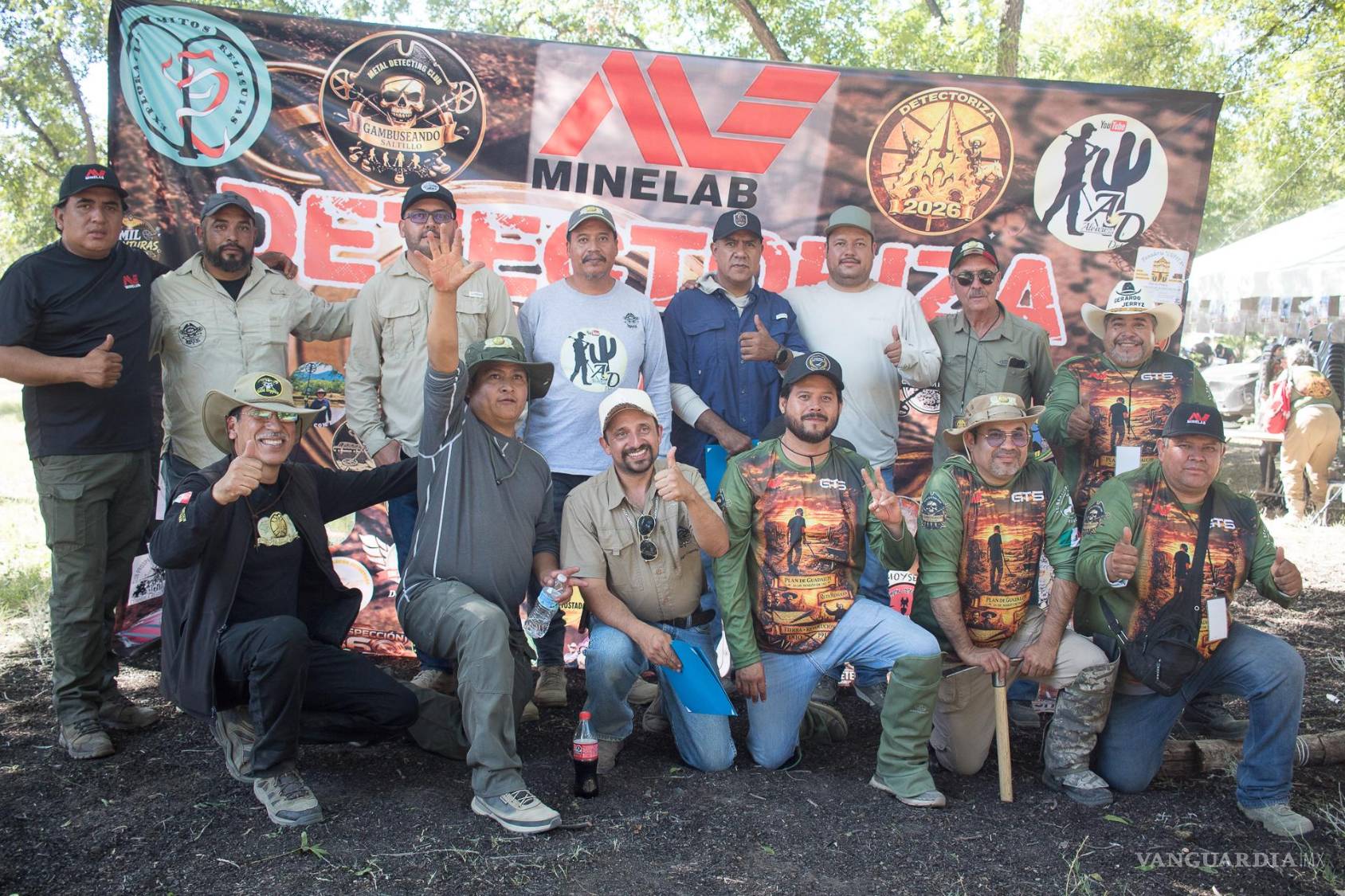 $!La fotografía colectiva reunió al final de la jornada a una comunidad acostumbrada a dispersarse por el terreno con los detectores dirigidos hacia el suelo.