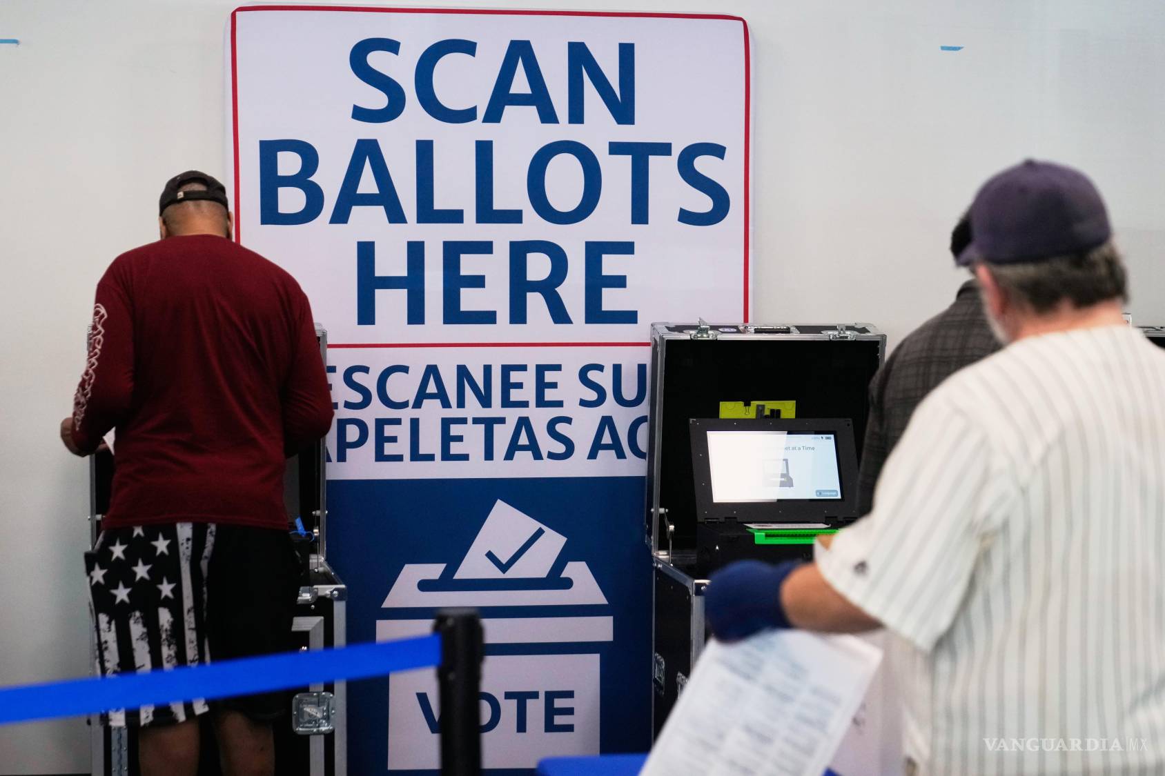 $!Los votantes escanean sus papeletas durante la votación presencial anticipada en Cleveland, el miércoles 7 de octubre de 2026.