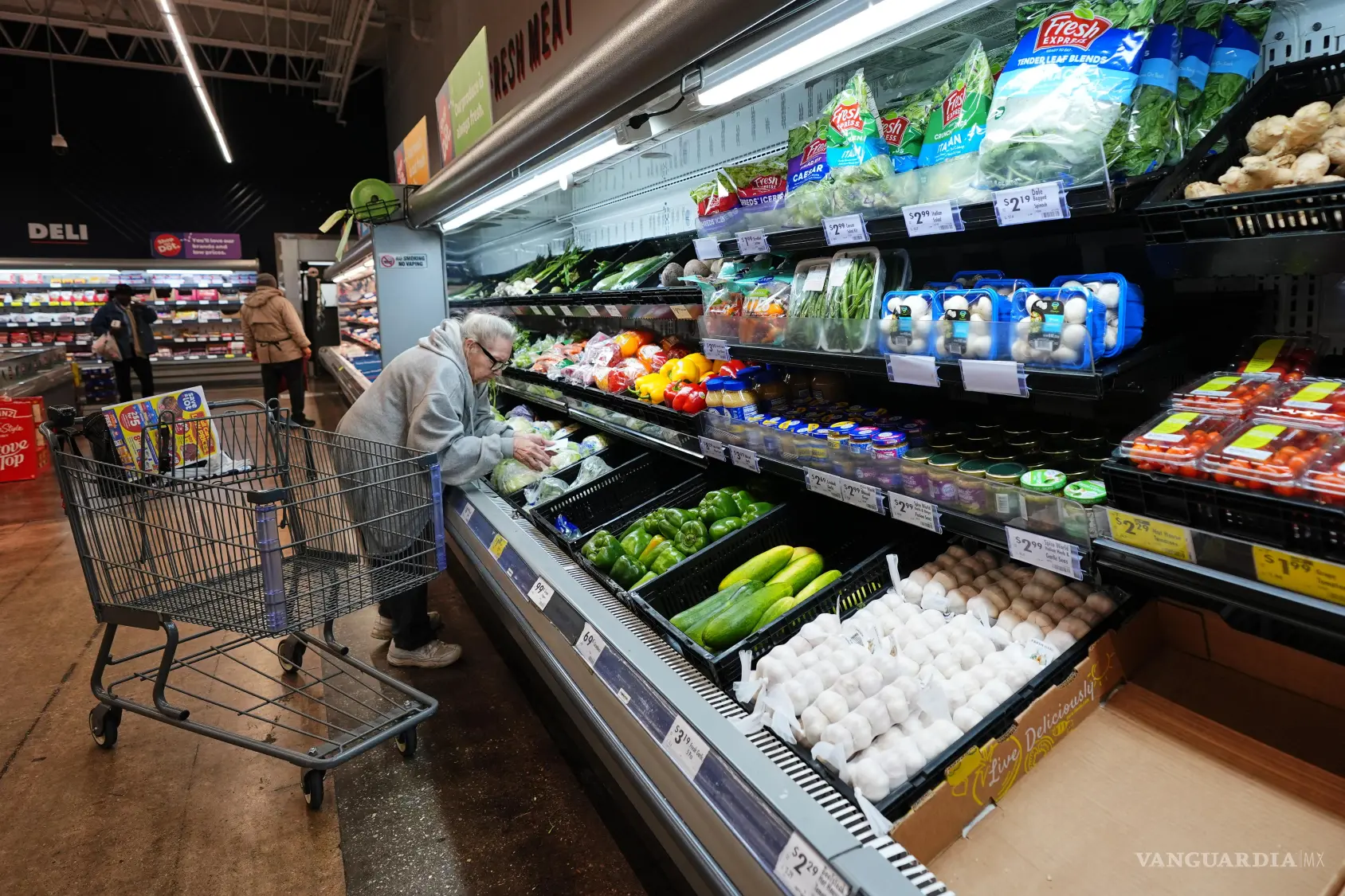 $!Un cliente compra productos agrícolas en un supermercado Save A Lot, el jueves 22 de octubre de 2026, en Dundalk, Maryland.