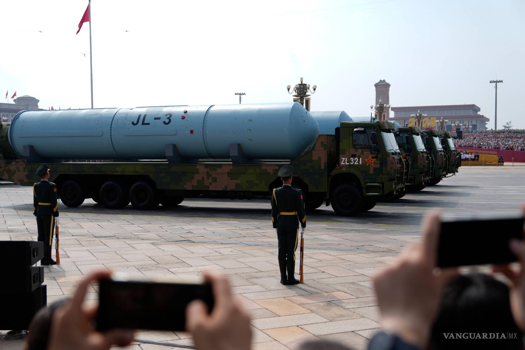 $!Misiles balísticos intercontinentales chinos JL-3, diseñados para ser lanzados desde submarinos, son exhibidos en un desfile militar en Pekín.