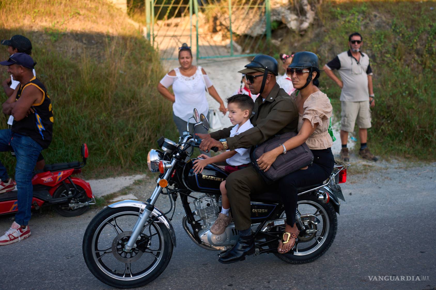 $!Una familia en motocicleta lleva a su hijo a la escuela para el primer día de clases en Minas, en la provincia cubana de La Habana, el martes 1 de septiembre de 2026.