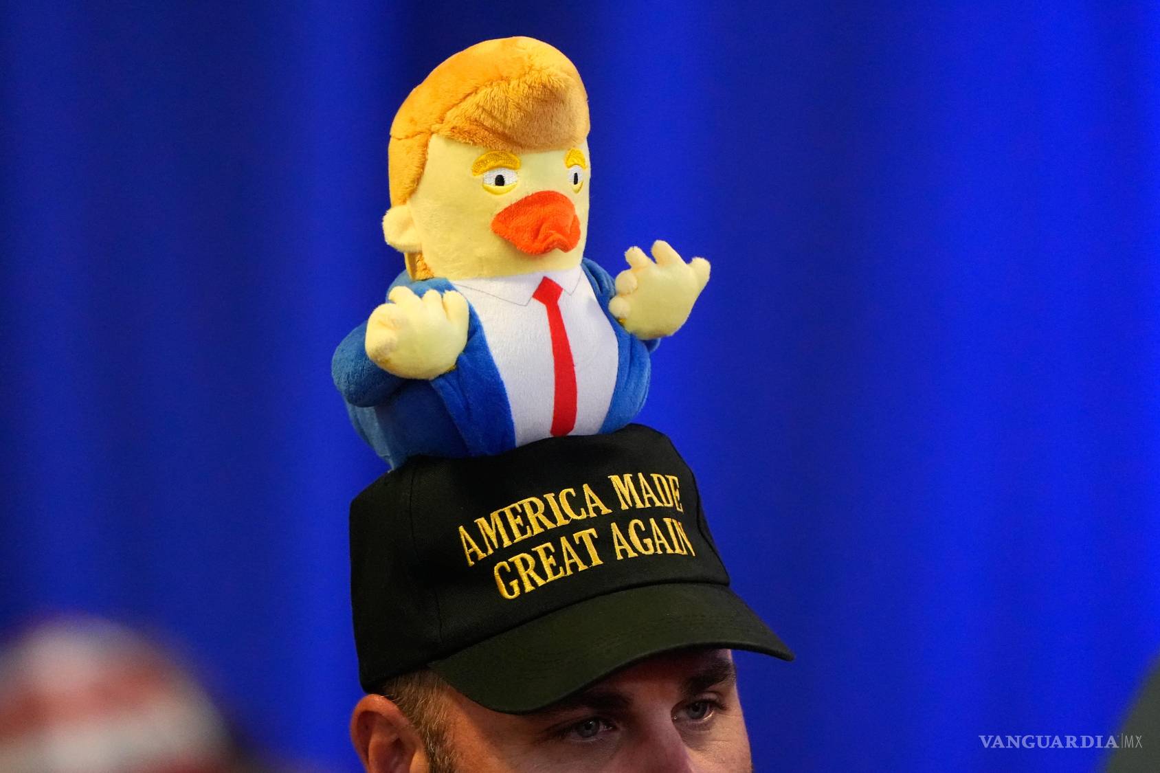 $!Un partidaria de los republicanos llega al mitin de campaña en el Pinnacle Bank Expo Center en Grand Island, Nebraska.