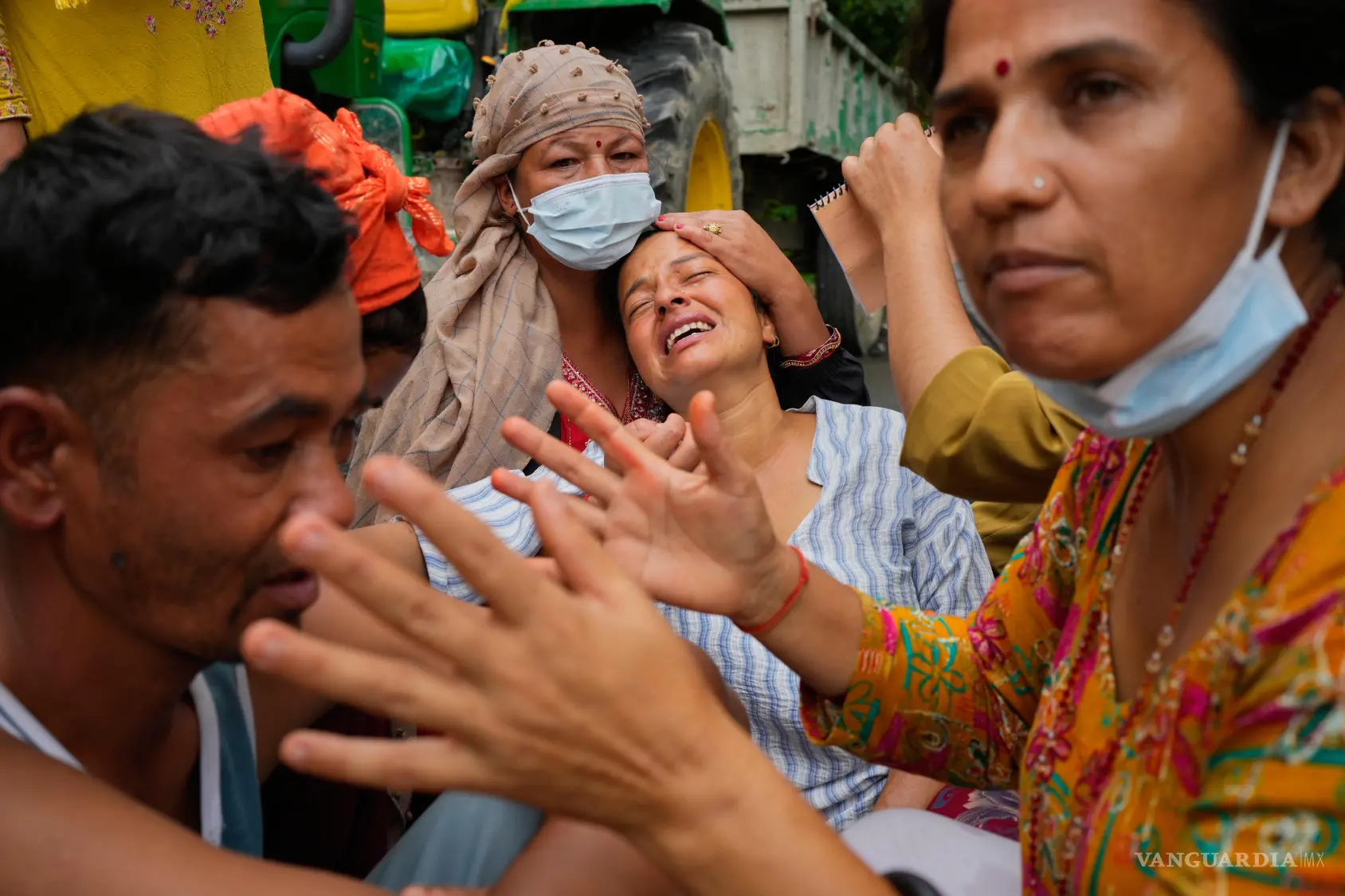 $!Familiares consuelan a Muna Khadka (en el centro), quien perdió a su hijo Aayush Khadka en unas inundaciones repentinas, en un crematorio de Chitwan, Nepal, el lunes 31 de agosto de 2026.