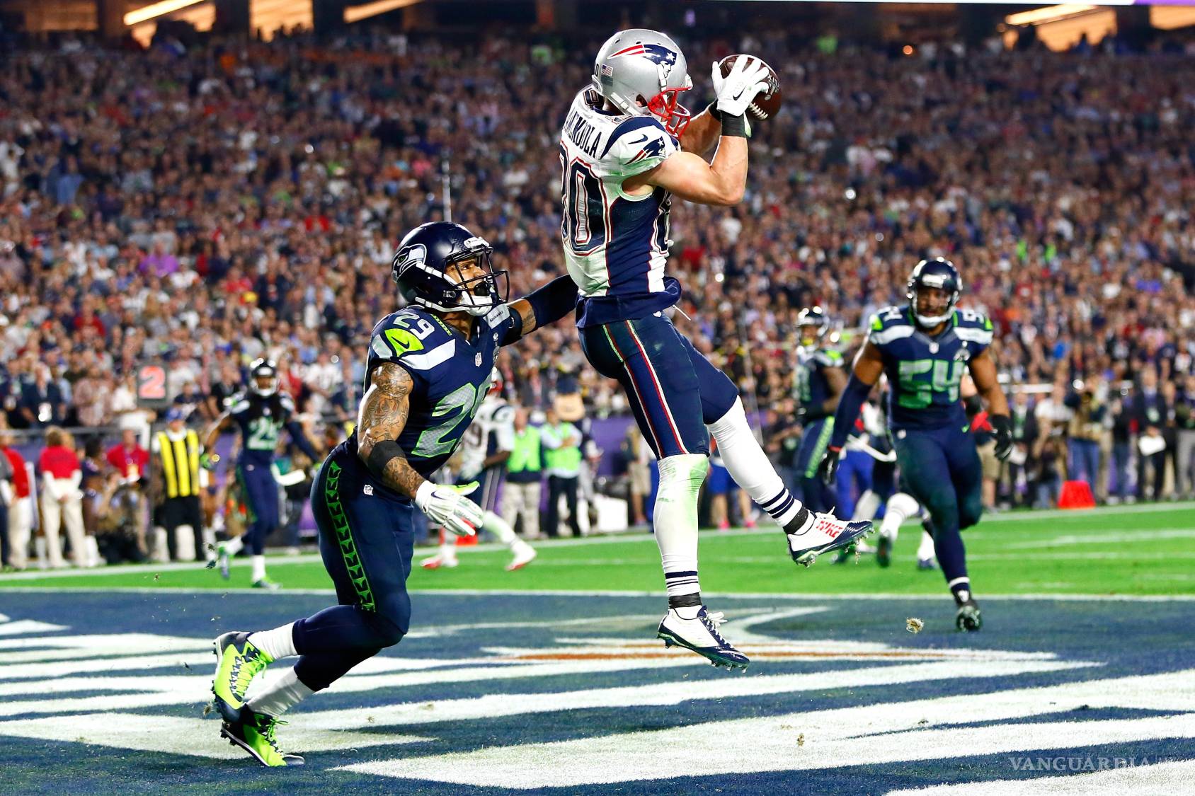 $!La revancha entre Patriots y Seahawks en el Super Bowl LX revive los recuerdos del dramático XLIX, cuando Nueva Inglaterra ganó 28-24 con una intercepción decisiva de Malcolm Butler en los últimos segundos.