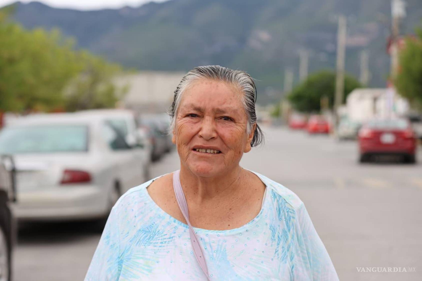 $!María Martha Velázquez acudió a votar por primera vez como residente del sector Morelos V, en Saltillo, donde pidió que los próximos diputados atiendan las carencias en su colonia.