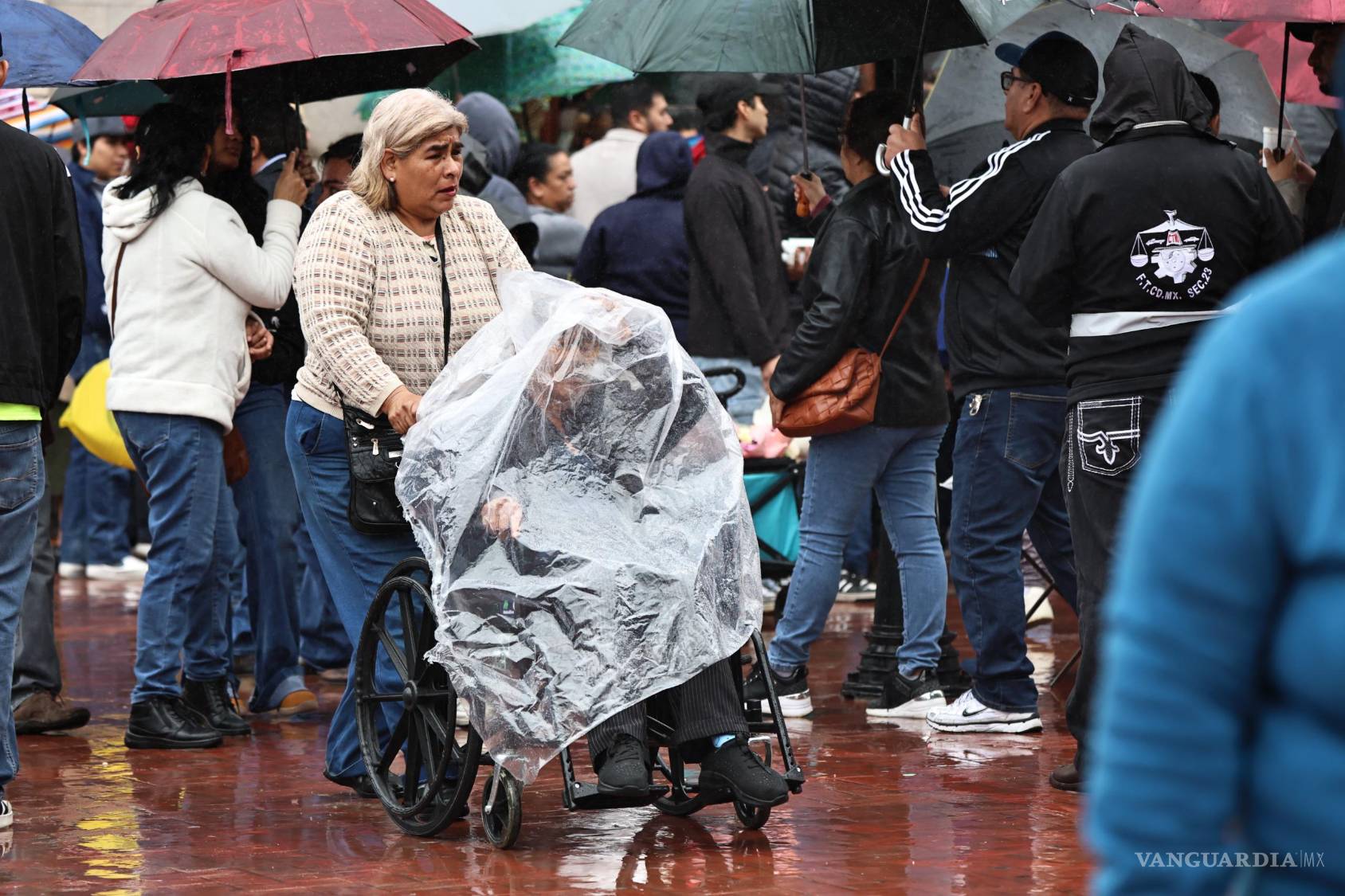 $!Familias saltillenses acudieron este domingo al Centro Histórico para participar en la fiesta patronal de San Francisco de Asís.